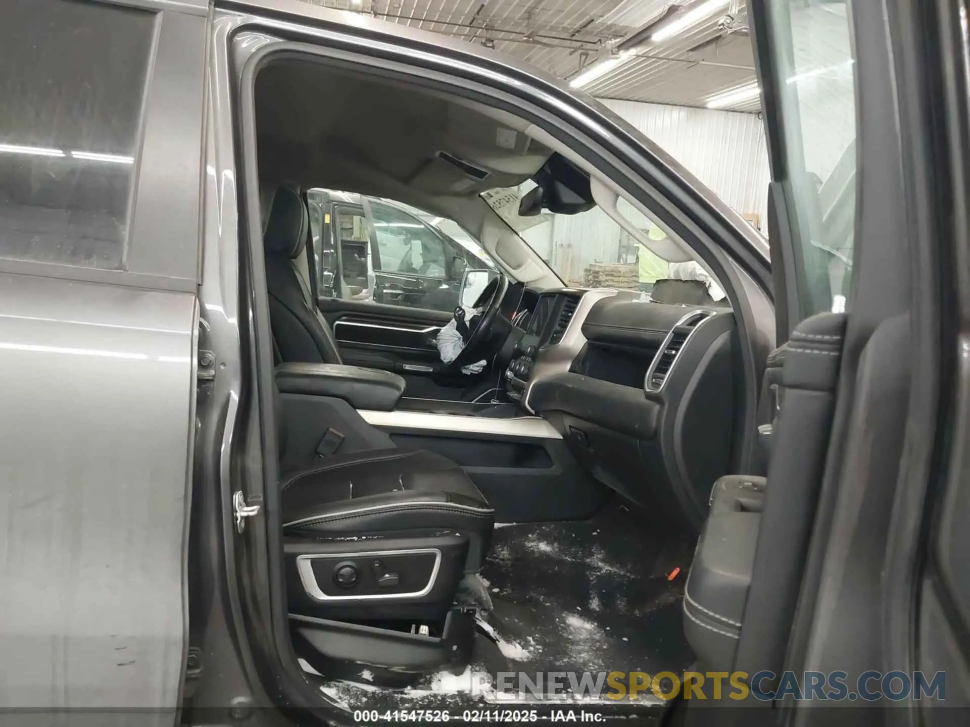 5 Photograph of a damaged car 1C6SRFJT9NN225321 RAM 1500 2022