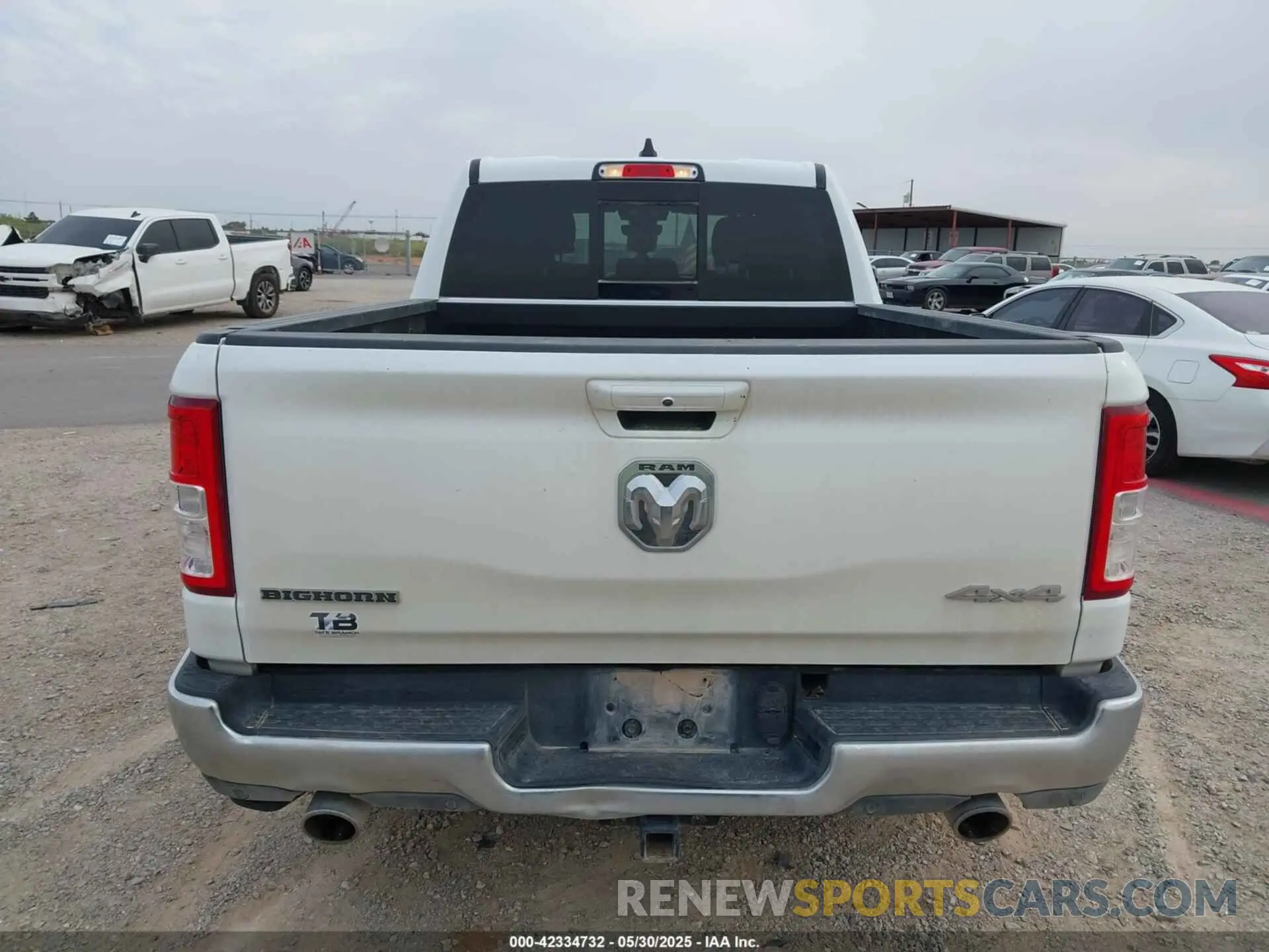 16 Photograph of a damaged car 1C6SRFMT8NN313403 RAM 1500 2022