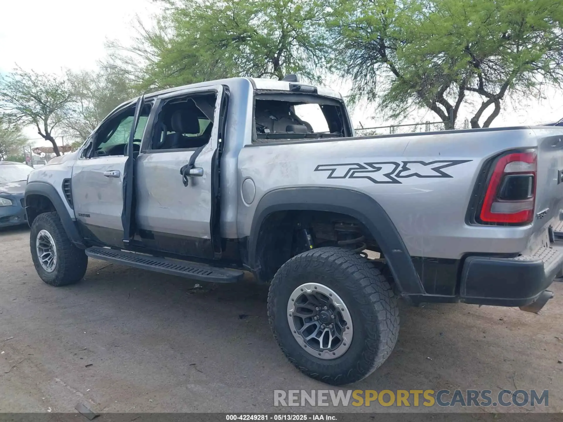 14 Photograph of a damaged car 1C6SRFU93NN246262 RAM 1500 2022