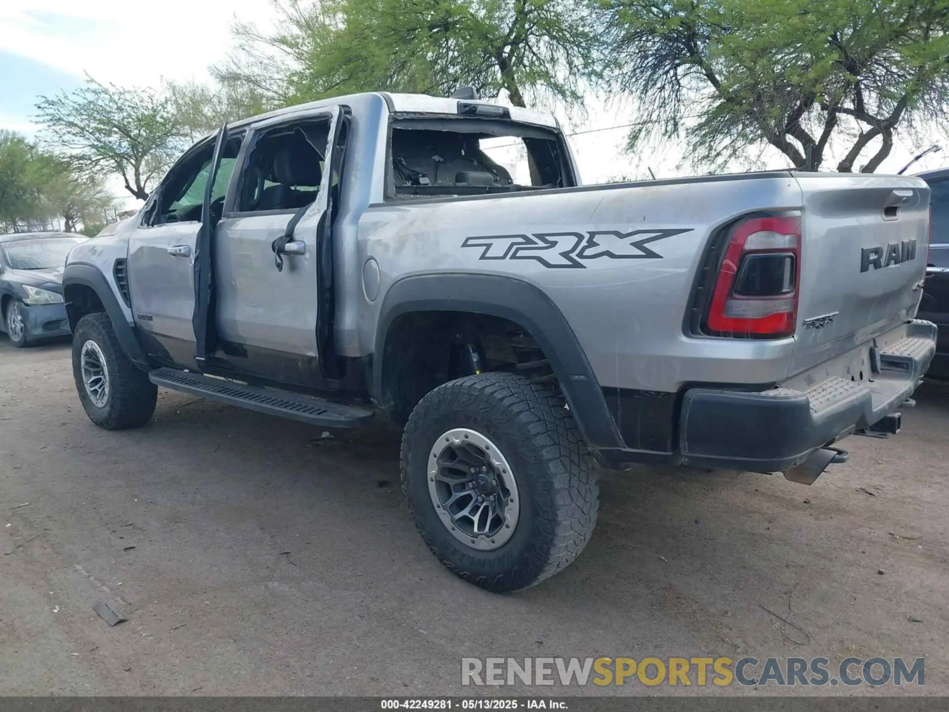 3 Photograph of a damaged car 1C6SRFU93NN246262 RAM 1500 2022
