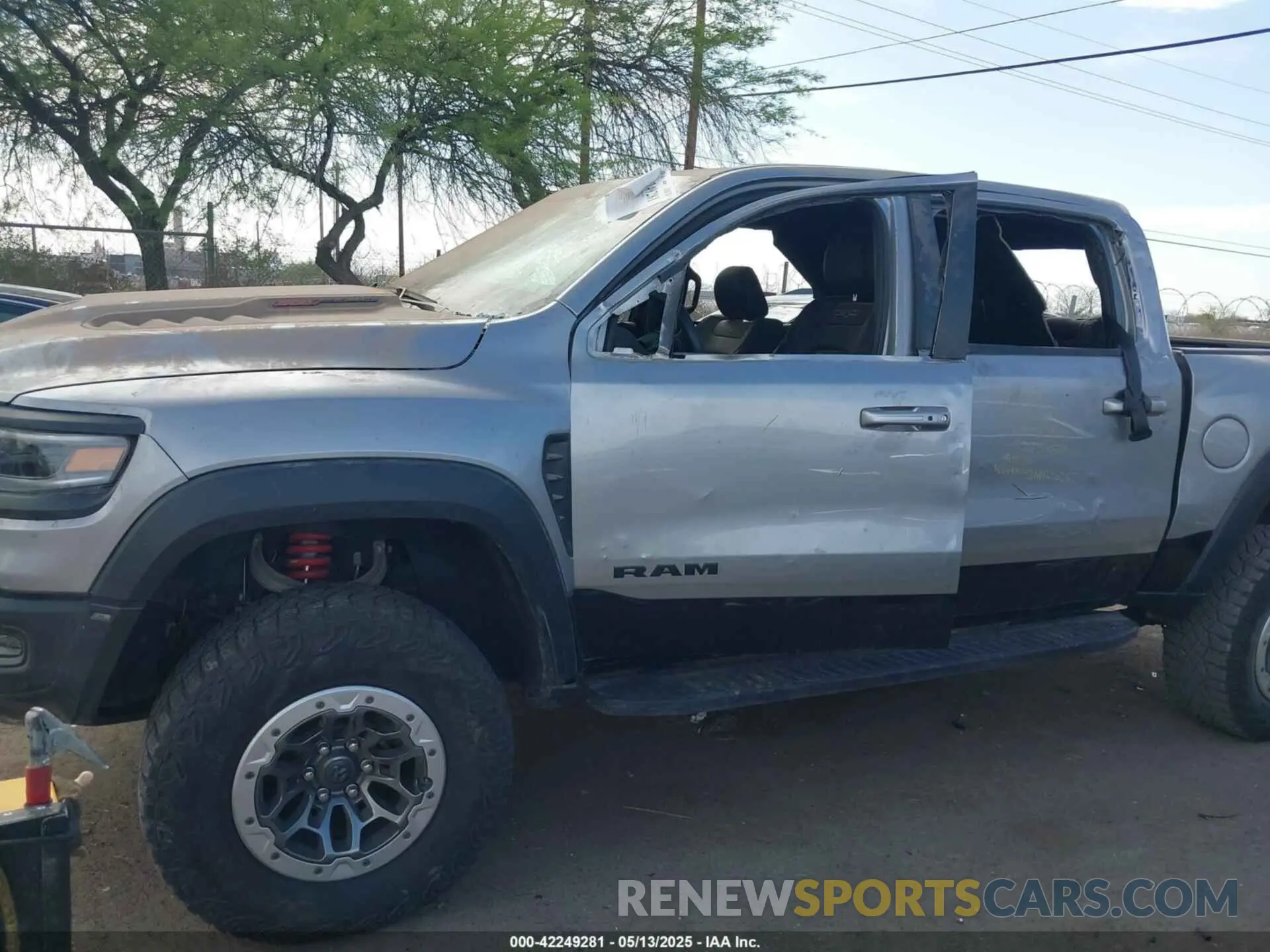 6 Photograph of a damaged car 1C6SRFU93NN246262 RAM 1500 2022