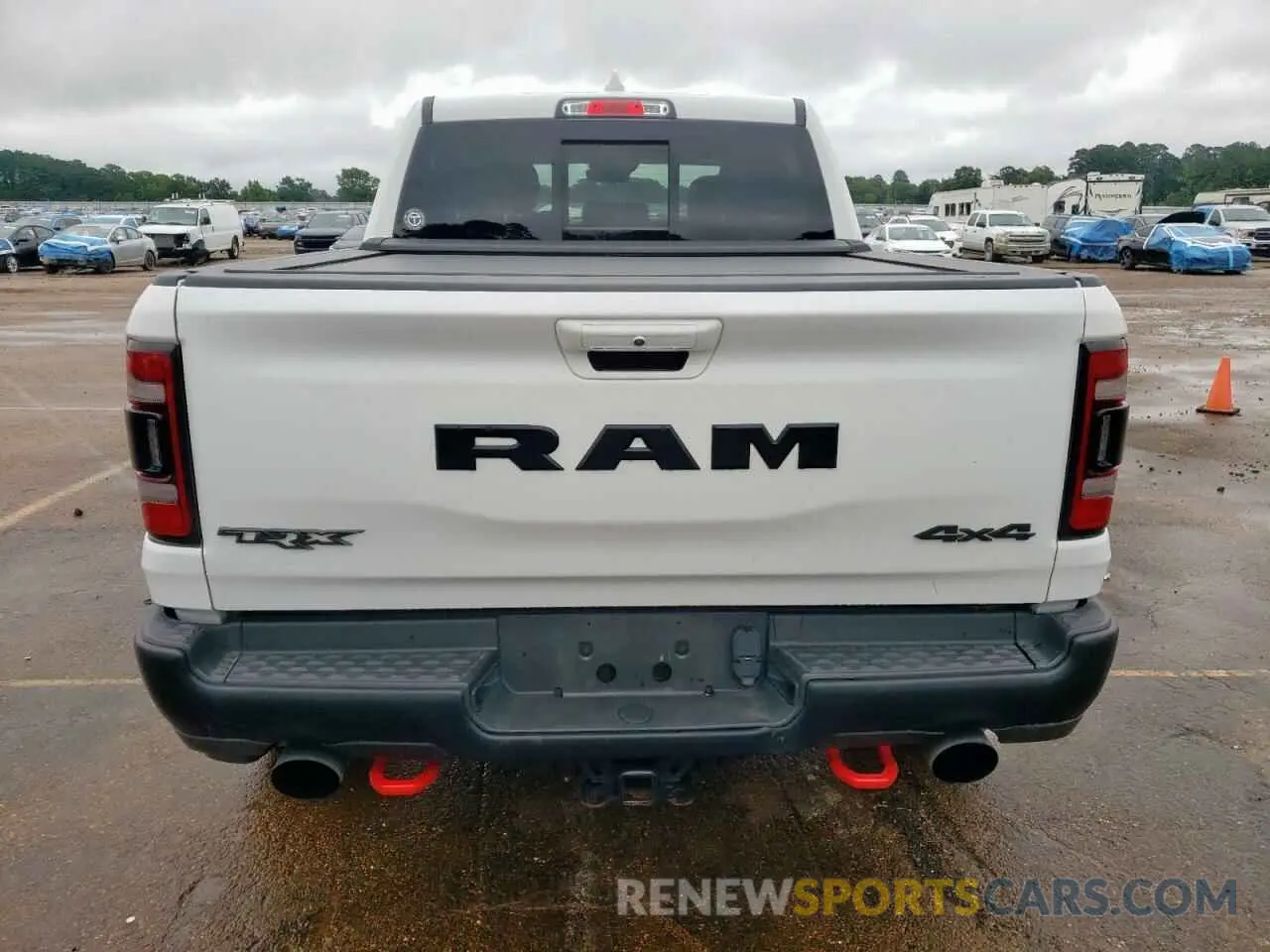 6 Photograph of a damaged car 1C6SRFU98NN370527 RAM 1500 2022