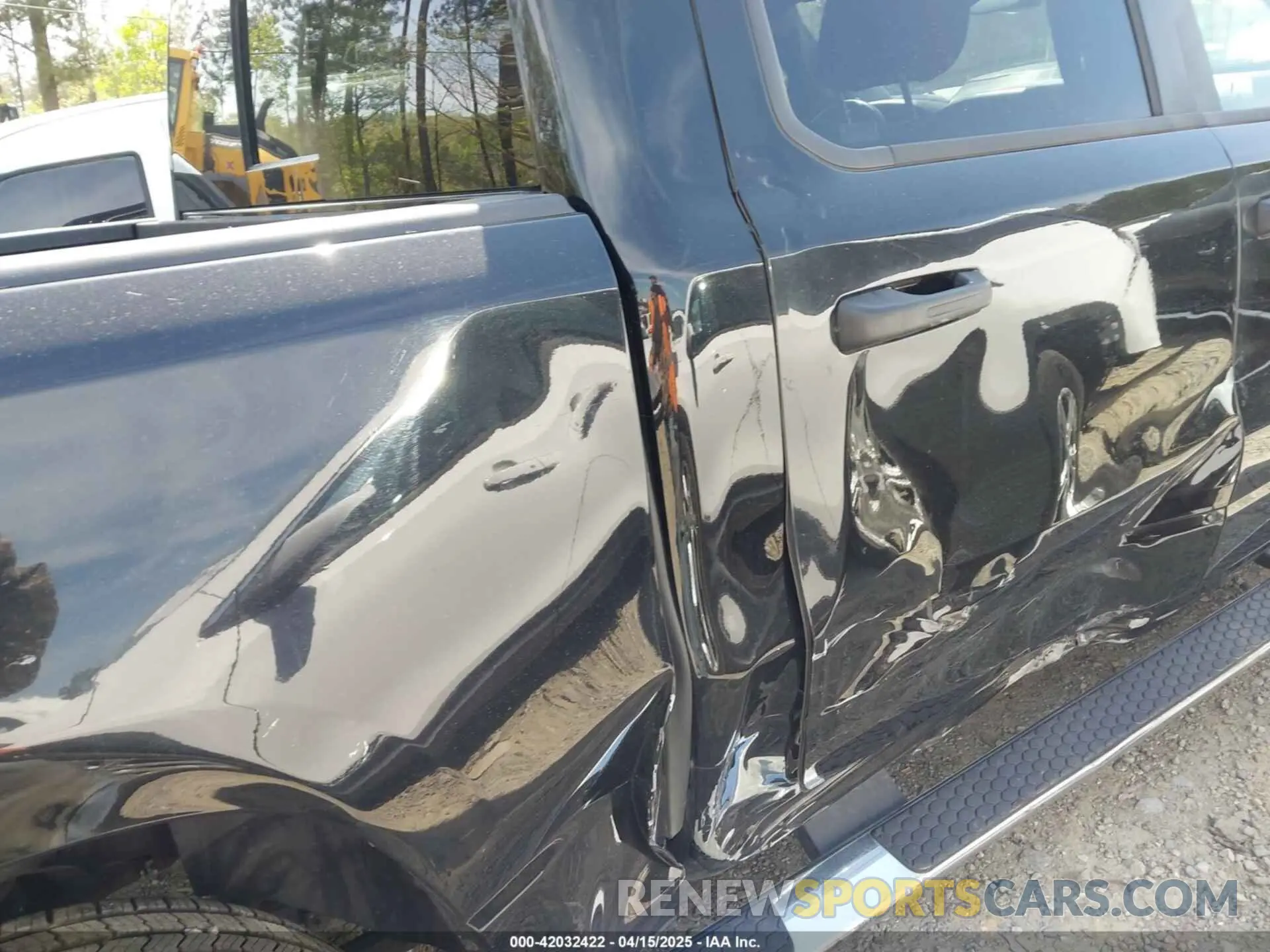 17 Photograph of a damaged car 1C6RREFT4PN619667 RAM 1500 2023