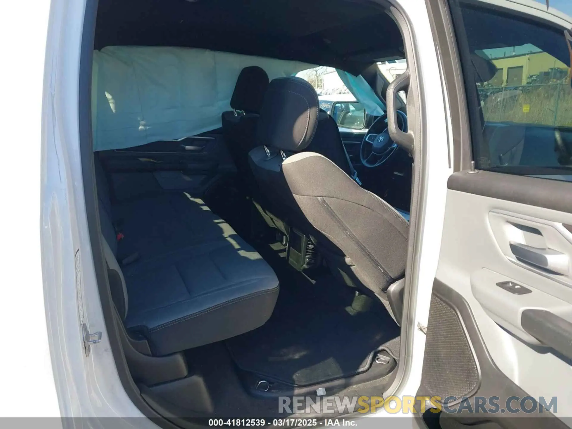 8 Фотография поврежденного автомобиля 1C6RREFT5PN592589 RAM 1500 2023