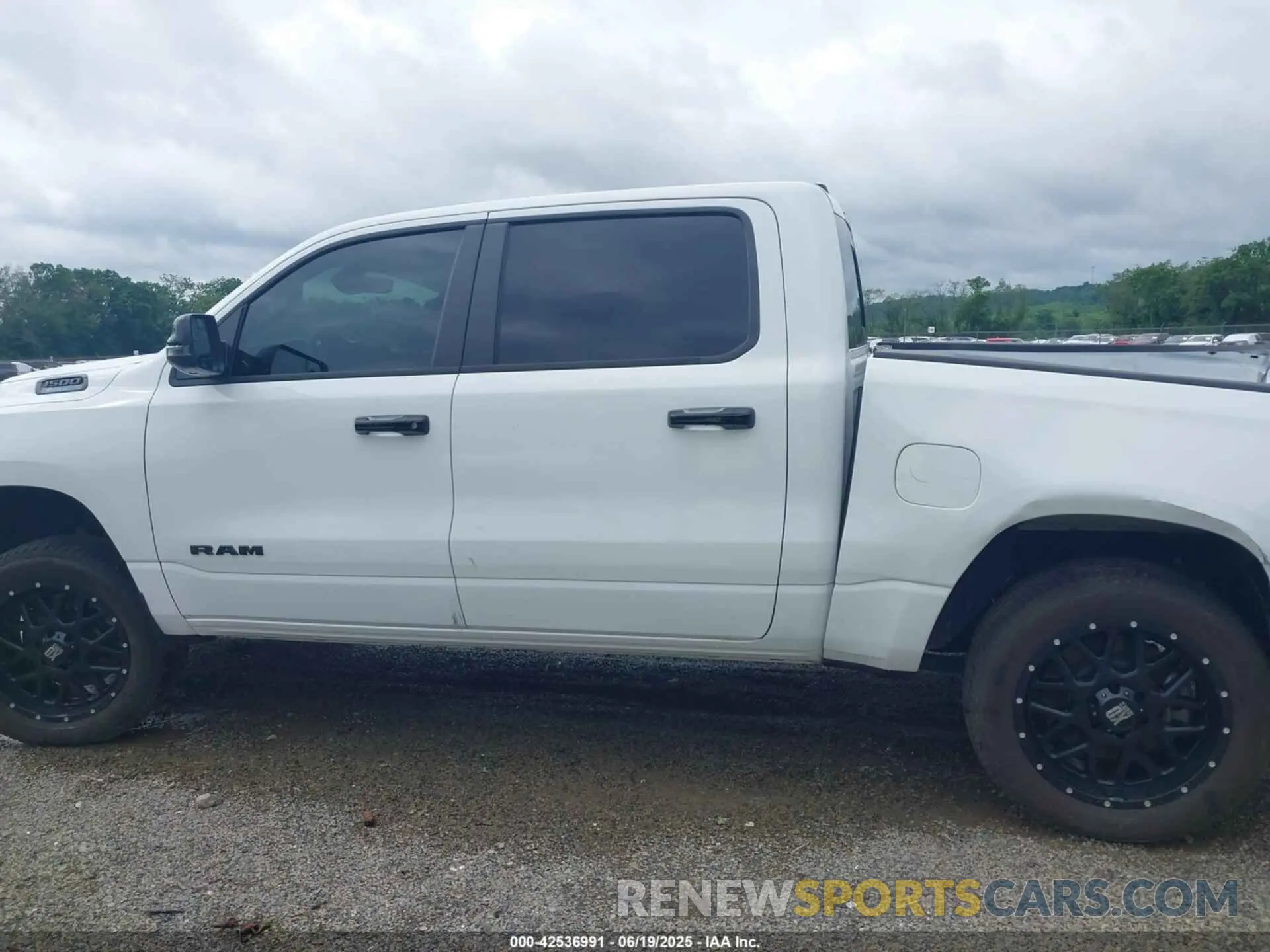 14 Photograph of a damaged car 1C6RRFFG6PN699322 RAM 1500 2023
