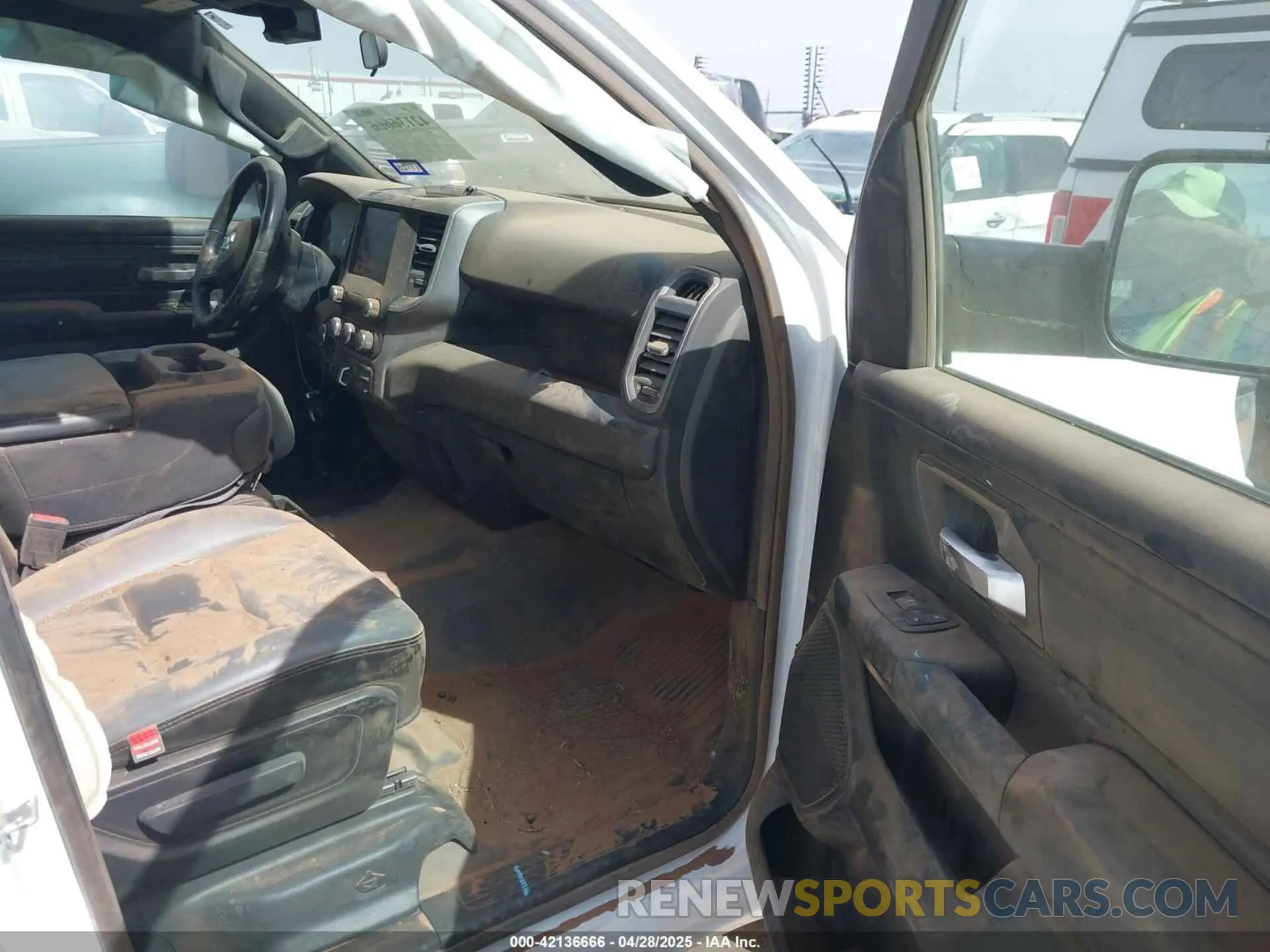 5 Photograph of a damaged car 1C6RRFGGXPN600516 RAM 1500 2023