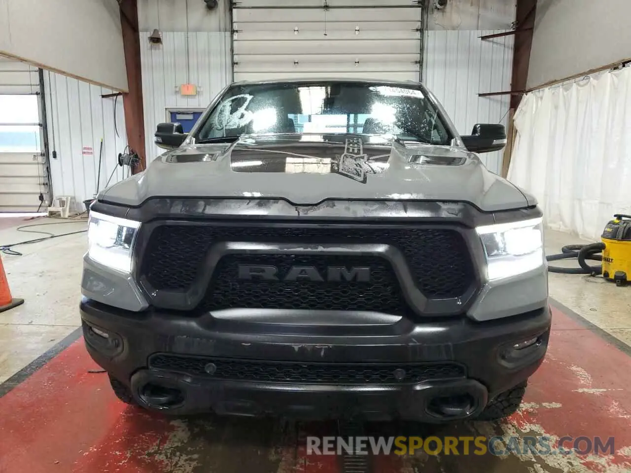 5 Photograph of a damaged car 1C6SRFLT7PN670947 RAM 1500 2023