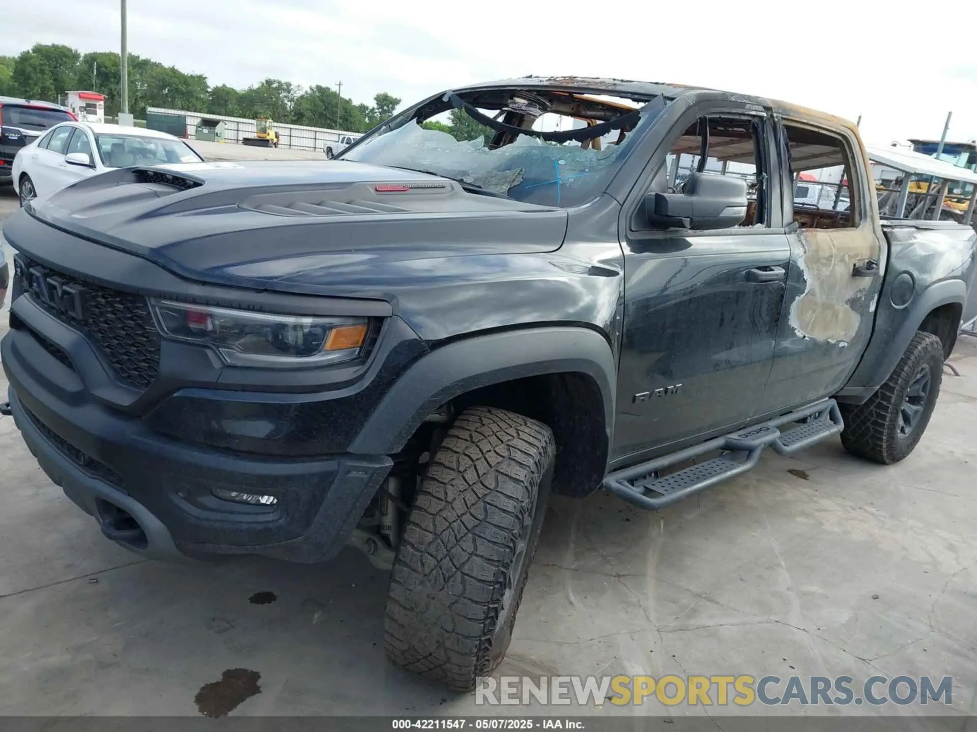2 Photograph of a damaged car 1C6SRFU94PN509443 RAM 1500 2023