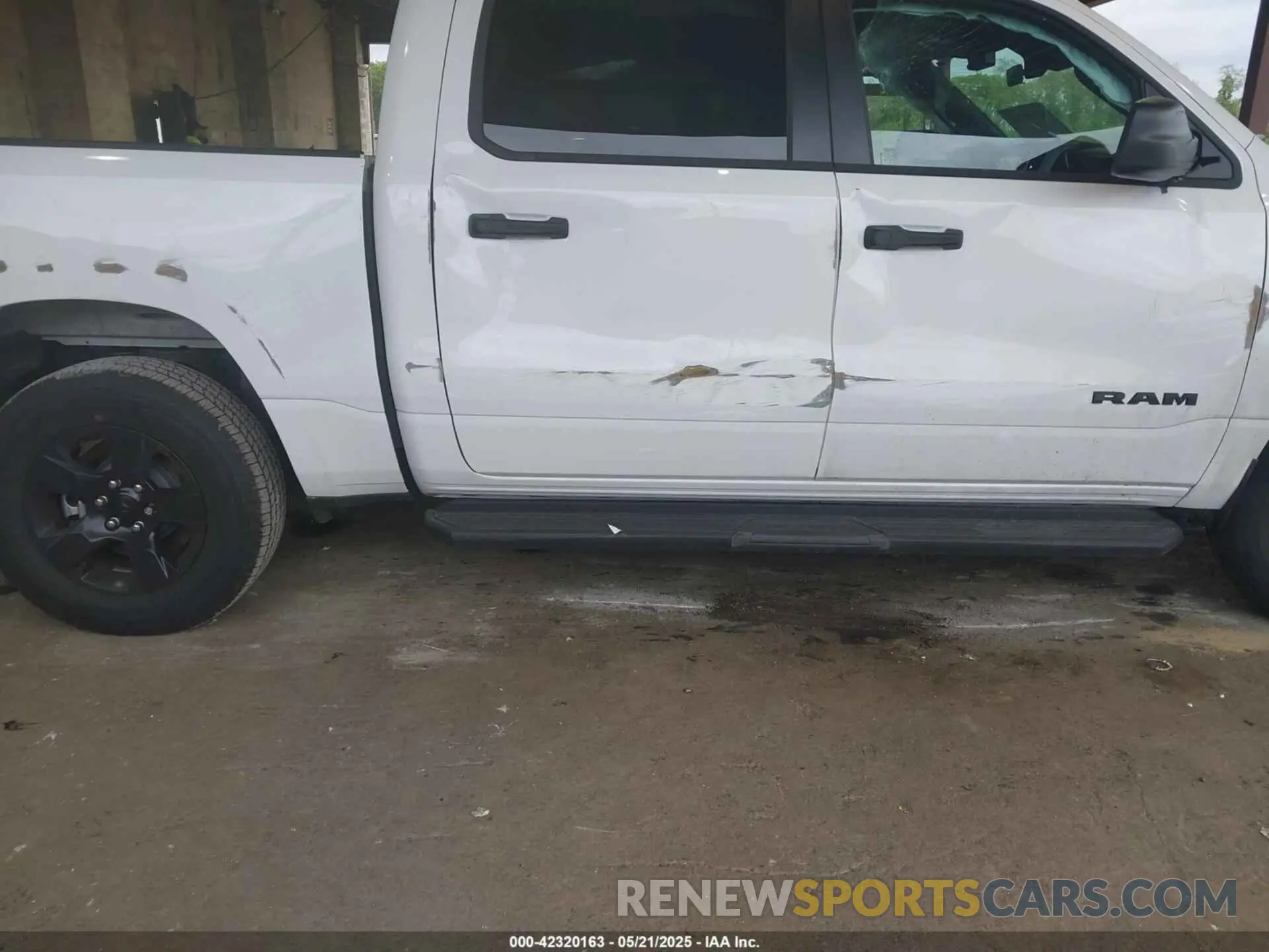 18 Photograph of a damaged car 1C6RRFGG2SN666762 RAM 1500 2025