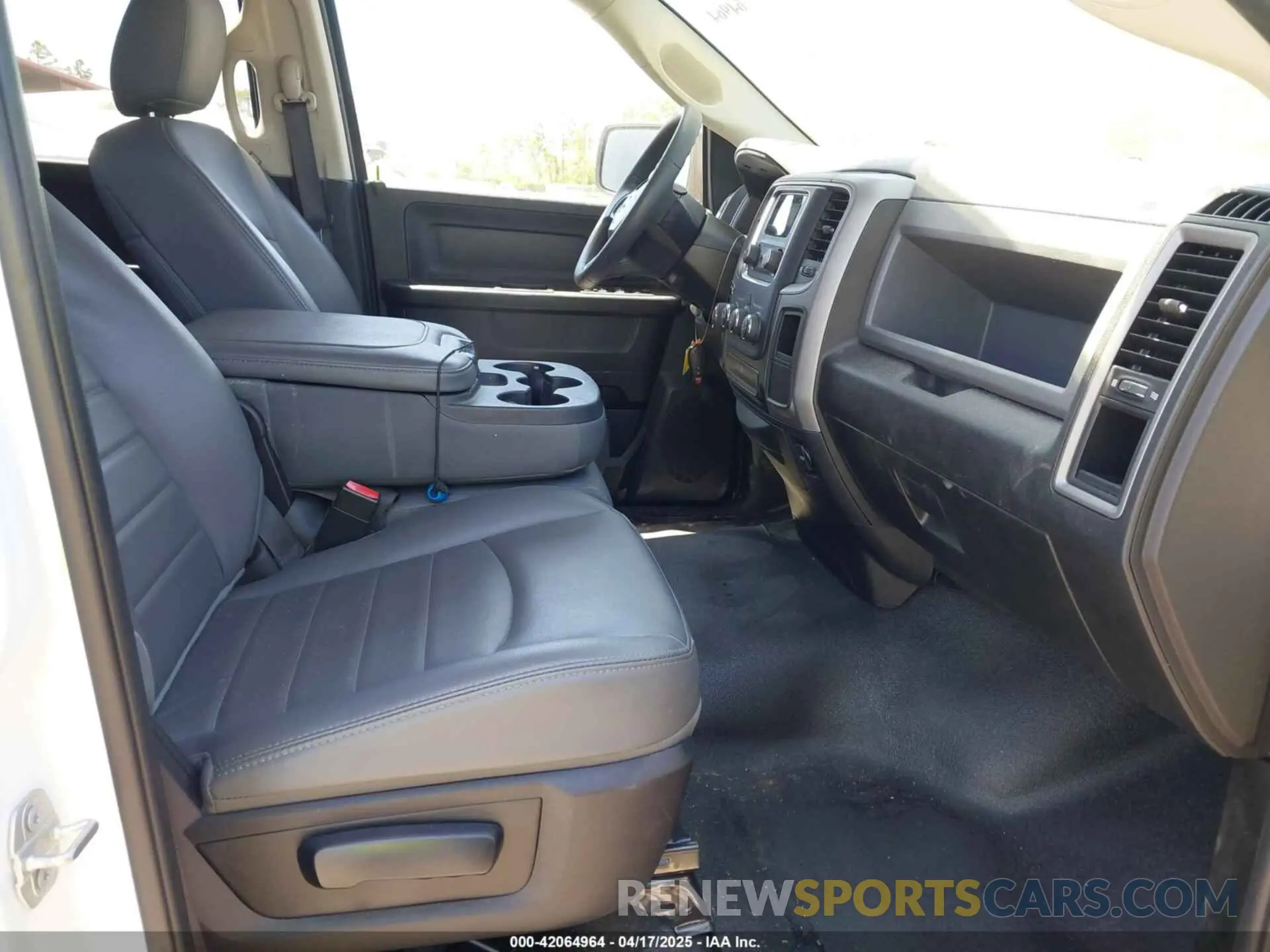 5 Photograph of a damaged car 1C6RR6FGXKS707254 RAM 1500 CLASSIC 2019