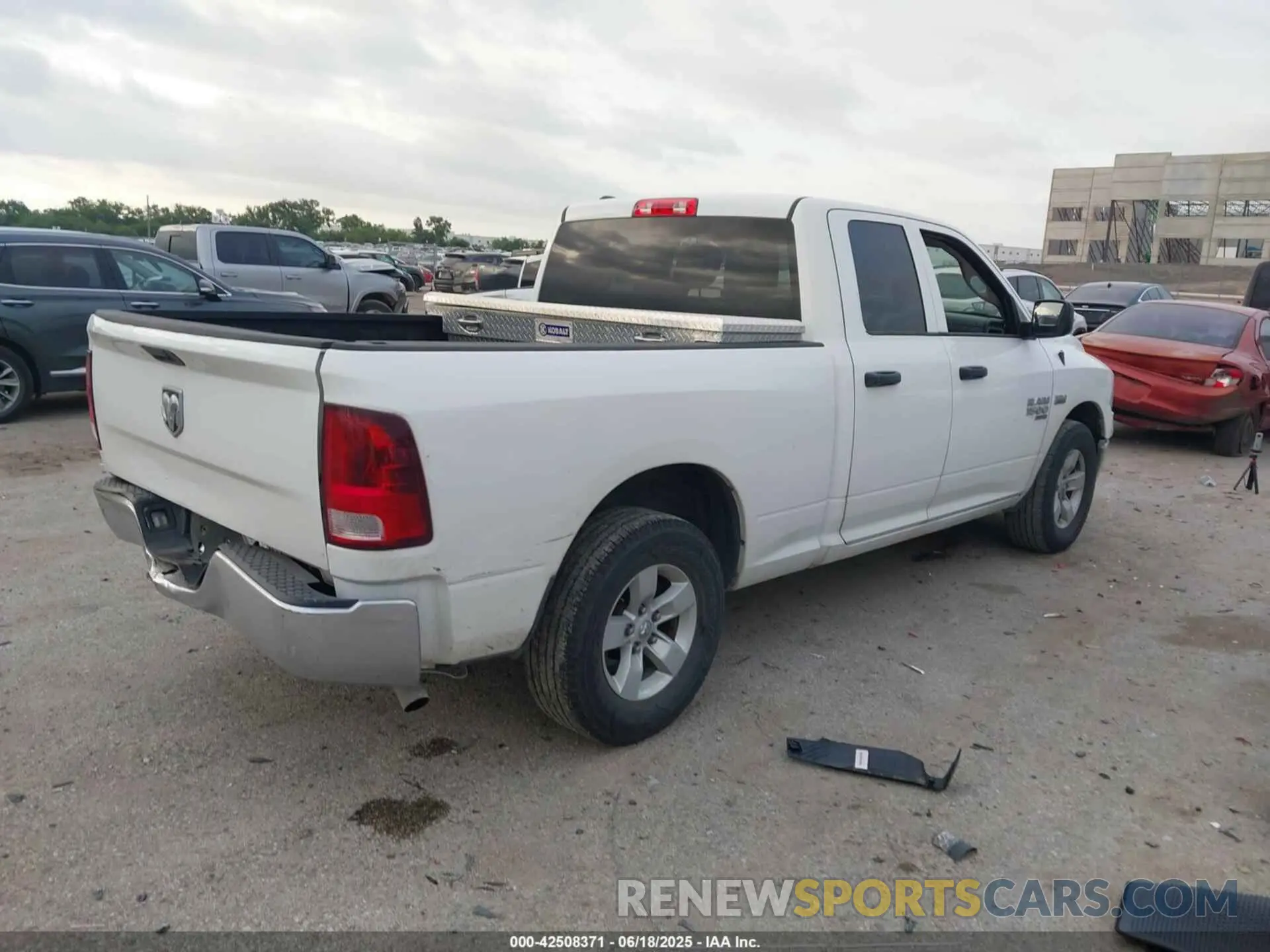 4 Photograph of a damaged car 1C6RR6FT1KS540120 RAM 1500 CLASSIC 2019