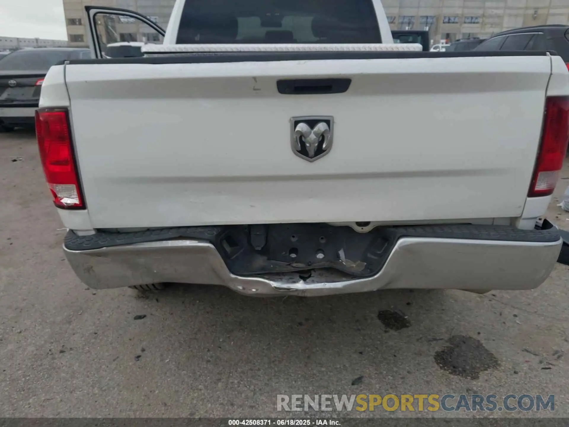 6 Photograph of a damaged car 1C6RR6FT1KS540120 RAM 1500 CLASSIC 2019