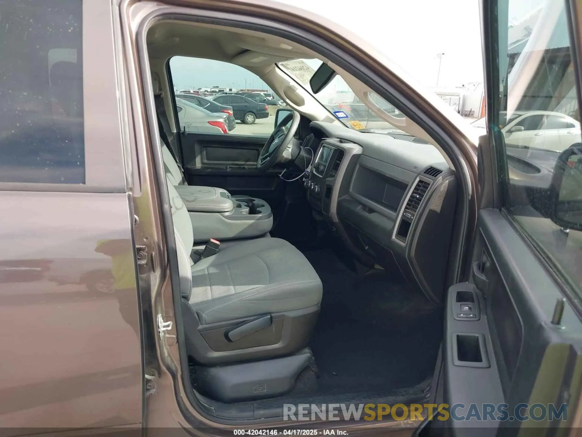 5 Photograph of a damaged car 1C6RR6FT6KS742077 RAM 1500 CLASSIC 2019