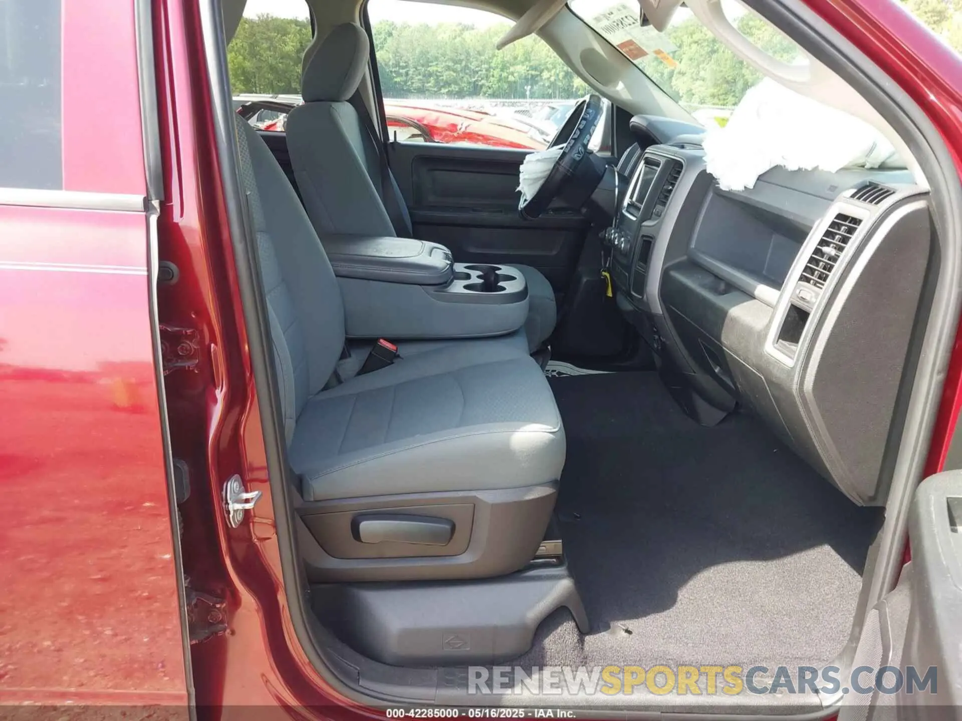 5 Photograph of a damaged car 1C6RR6FTXKS699962 RAM 1500 CLASSIC 2019