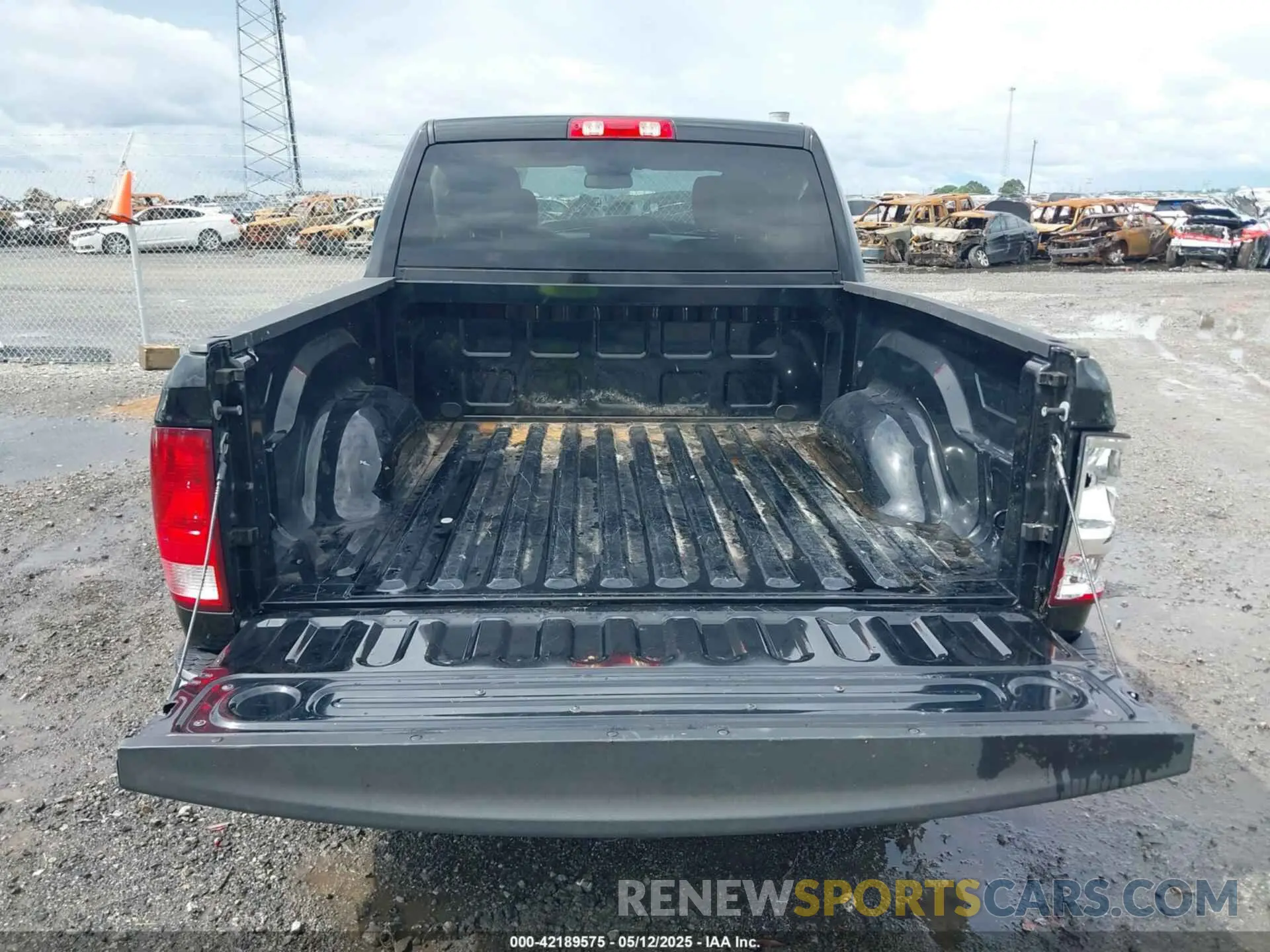 17 Photograph of a damaged car 1C6RR6KG5KS726803 RAM 1500 CLASSIC 2019