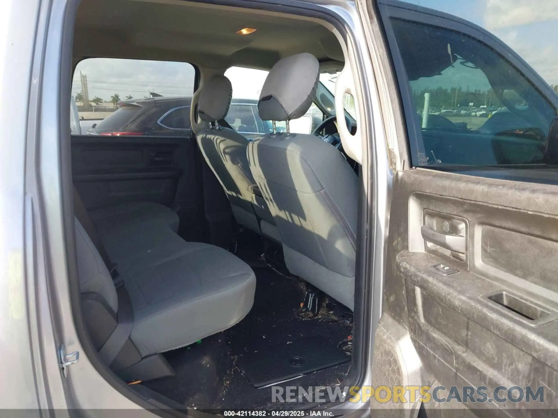8 Photograph of a damaged car 1C6RR6KT1KS746771 RAM 1500 CLASSIC 2019
