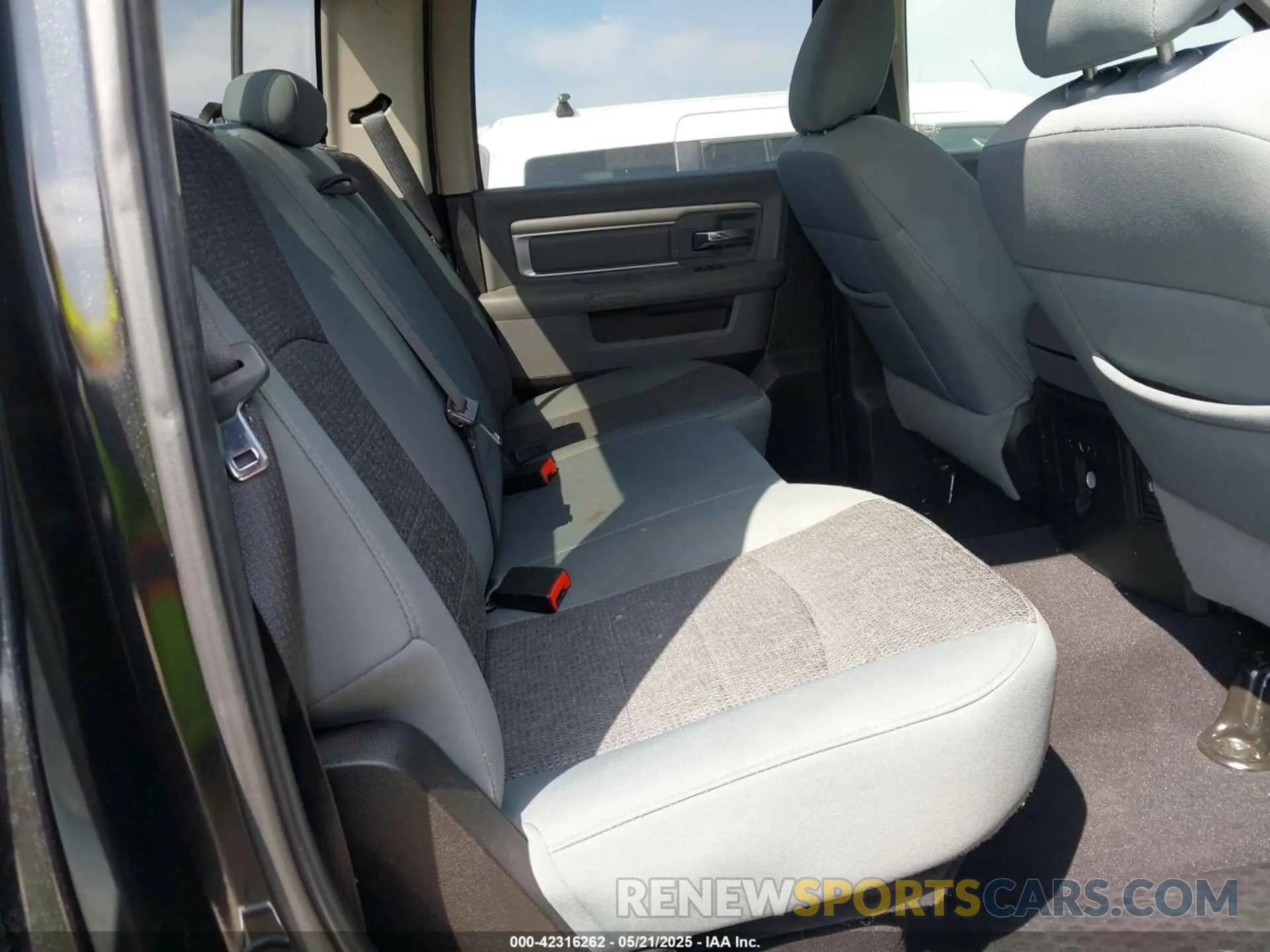 8 Фотография поврежденного автомобиля 1C6RR6LT0KS539223 RAM 1500 CLASSIC 2019