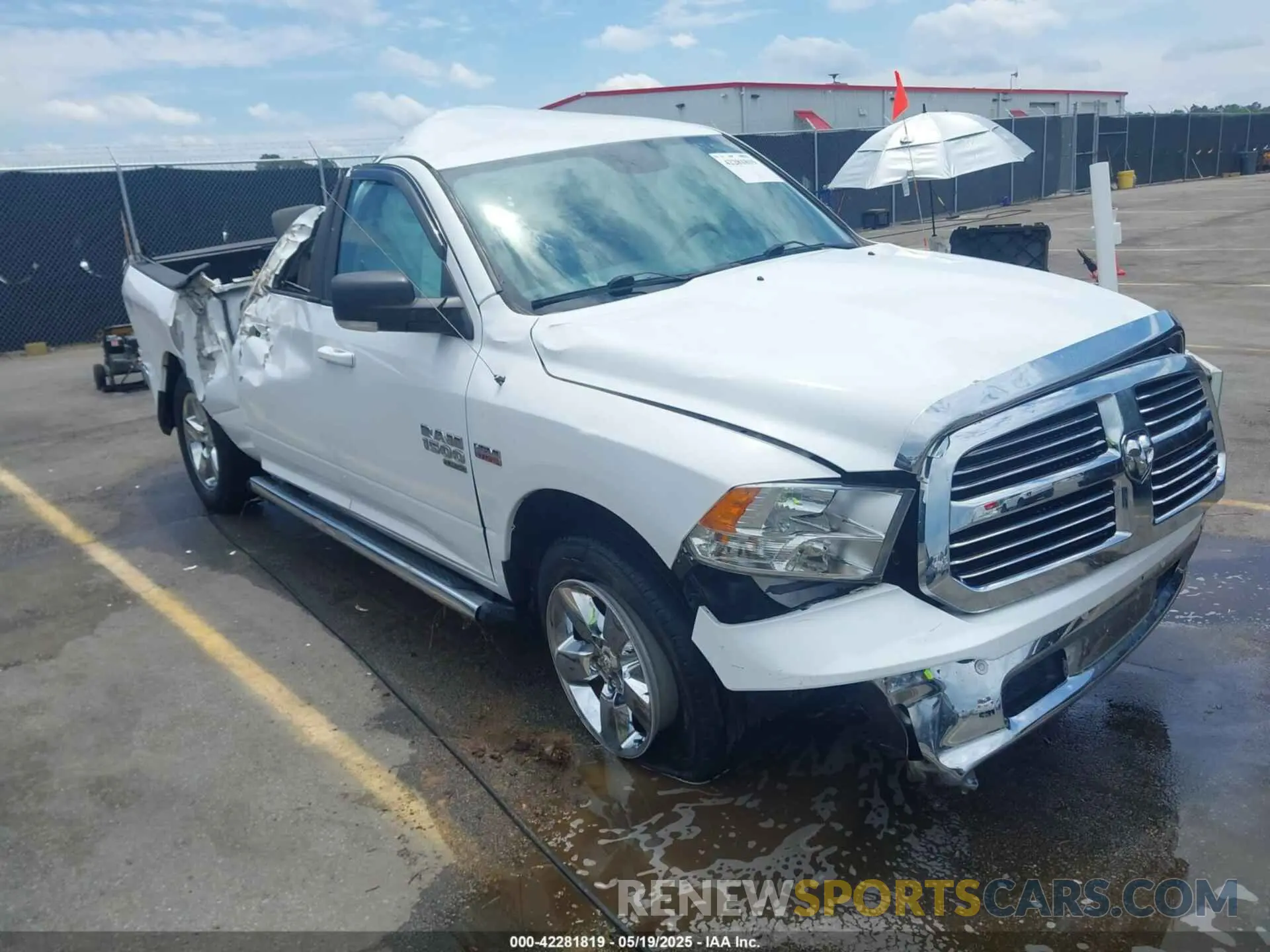 1 Фотография поврежденного автомобиля 1C6RR6LT2KS619557 RAM 1500 CLASSIC 2019