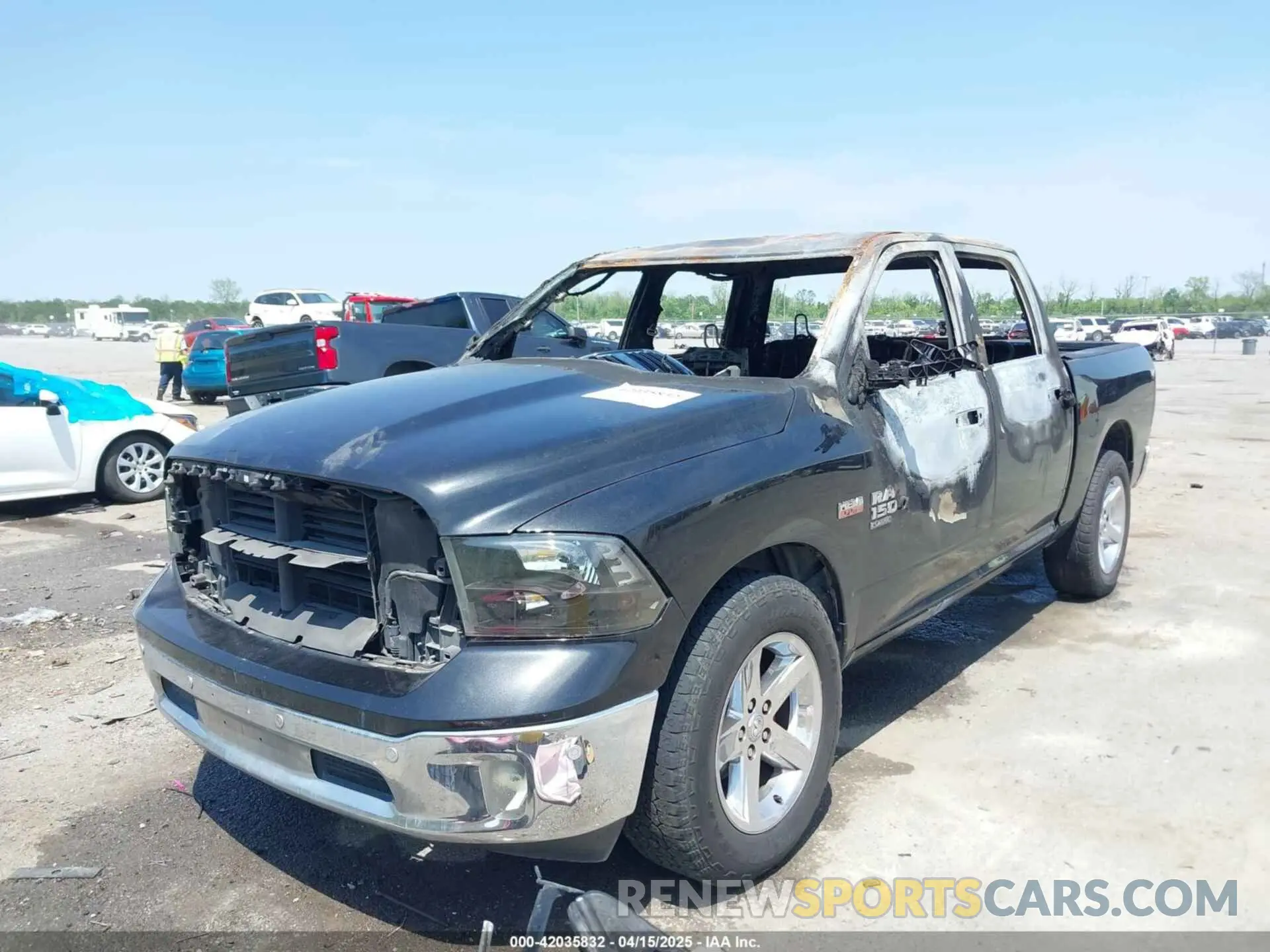 2 Фотография поврежденного автомобиля 1C6RR6LT6KS554759 RAM 1500 CLASSIC 2019
