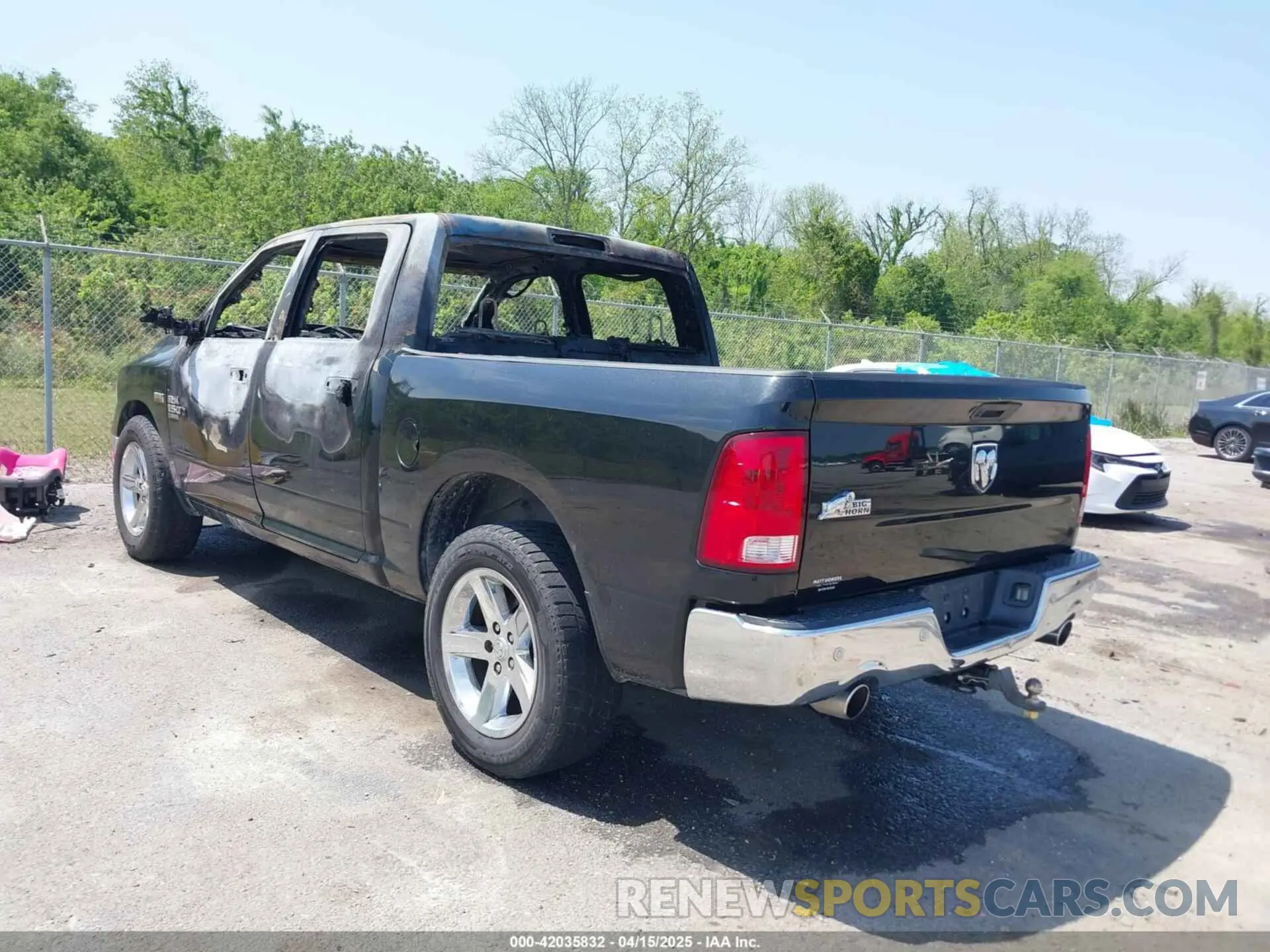 3 Фотография поврежденного автомобиля 1C6RR6LT6KS554759 RAM 1500 CLASSIC 2019