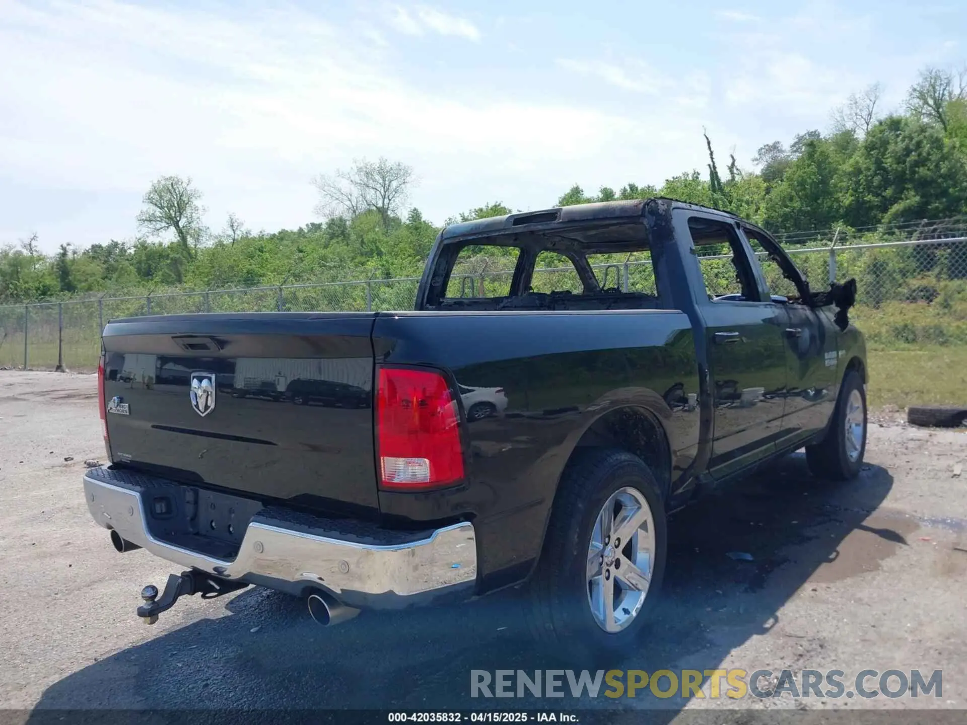 4 Фотография поврежденного автомобиля 1C6RR6LT6KS554759 RAM 1500 CLASSIC 2019