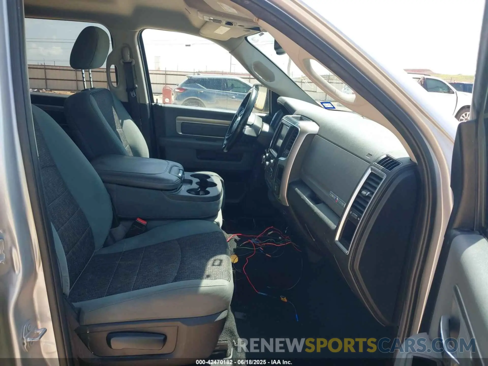 5 Photograph of a damaged car 1C6RR6LT9KS564282 RAM 1500 CLASSIC 2019