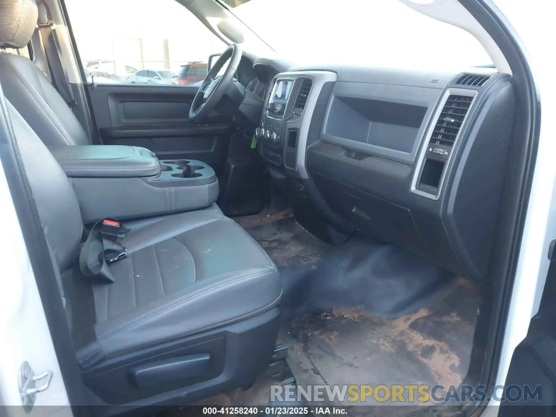 5 Photograph of a damaged car 1C6RR7FGXKS614045 RAM 1500 CLASSIC 2019