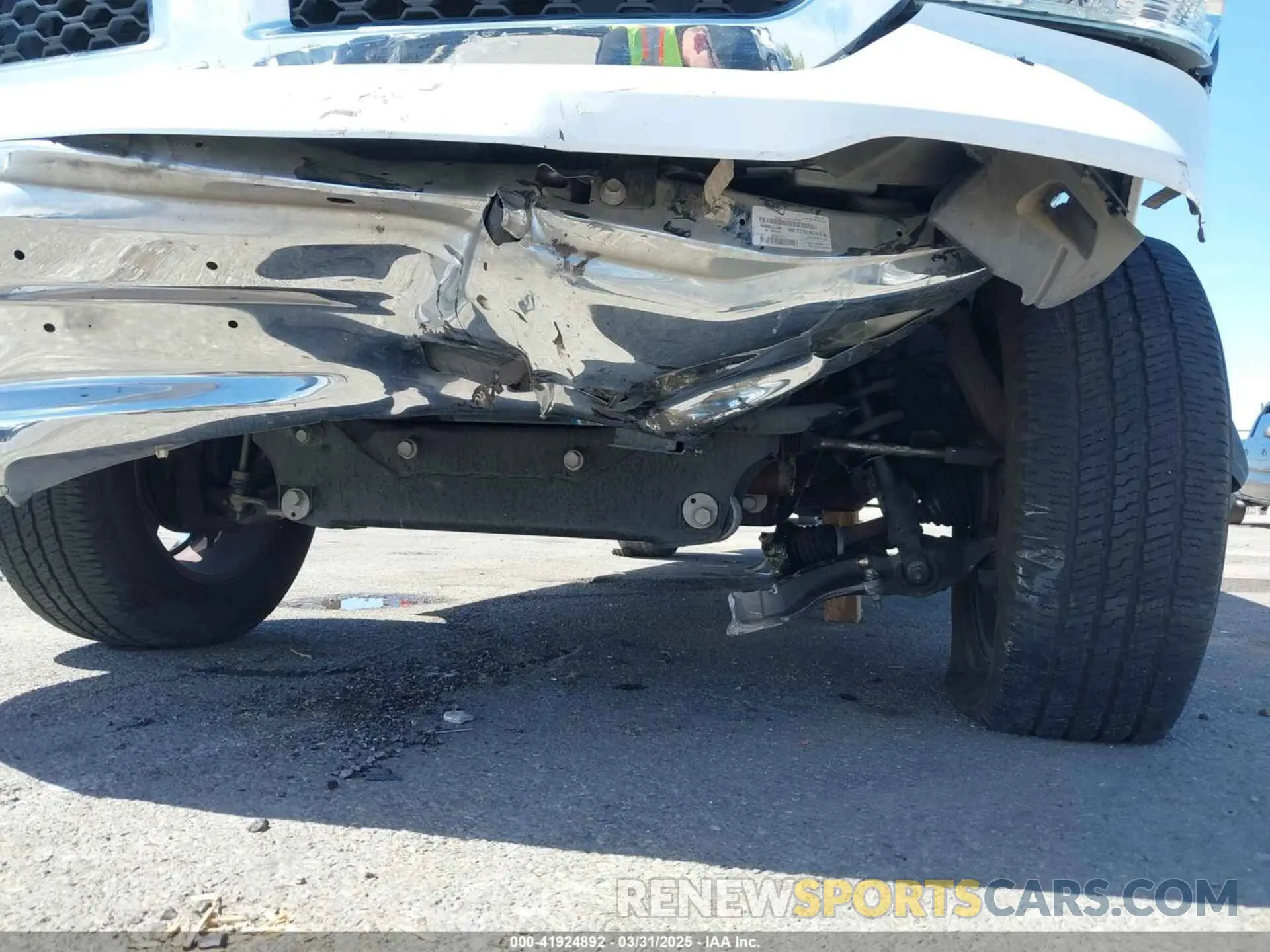 17 Фотография поврежденного автомобиля 1C6RR7KT5KS742762 RAM 1500 CLASSIC 2019
