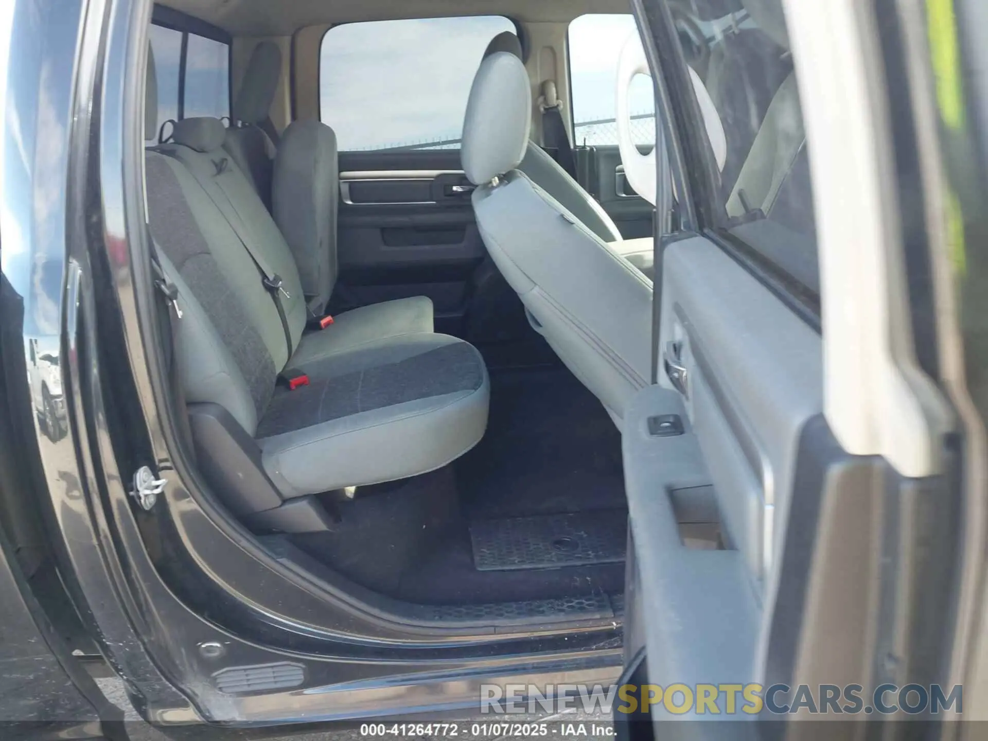 8 Фотография поврежденного автомобиля 1C6RR7LT6KS534632 RAM 1500 CLASSIC 2019