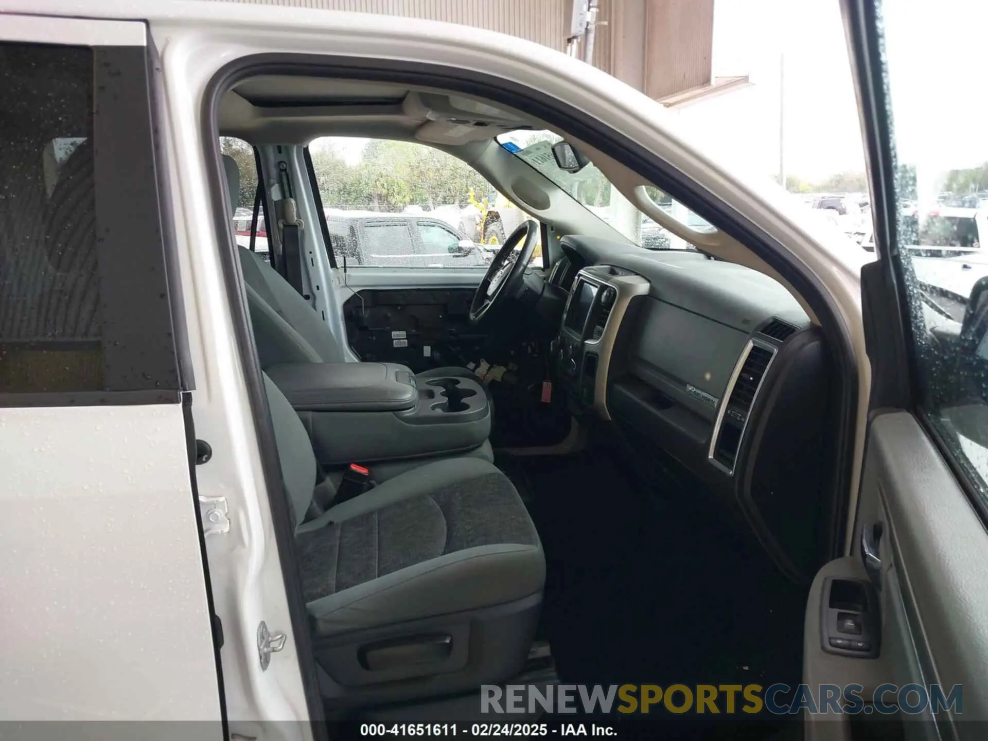 5 Photograph of a damaged car 1C6RR7LT8KS526791 RAM 1500 CLASSIC 2019