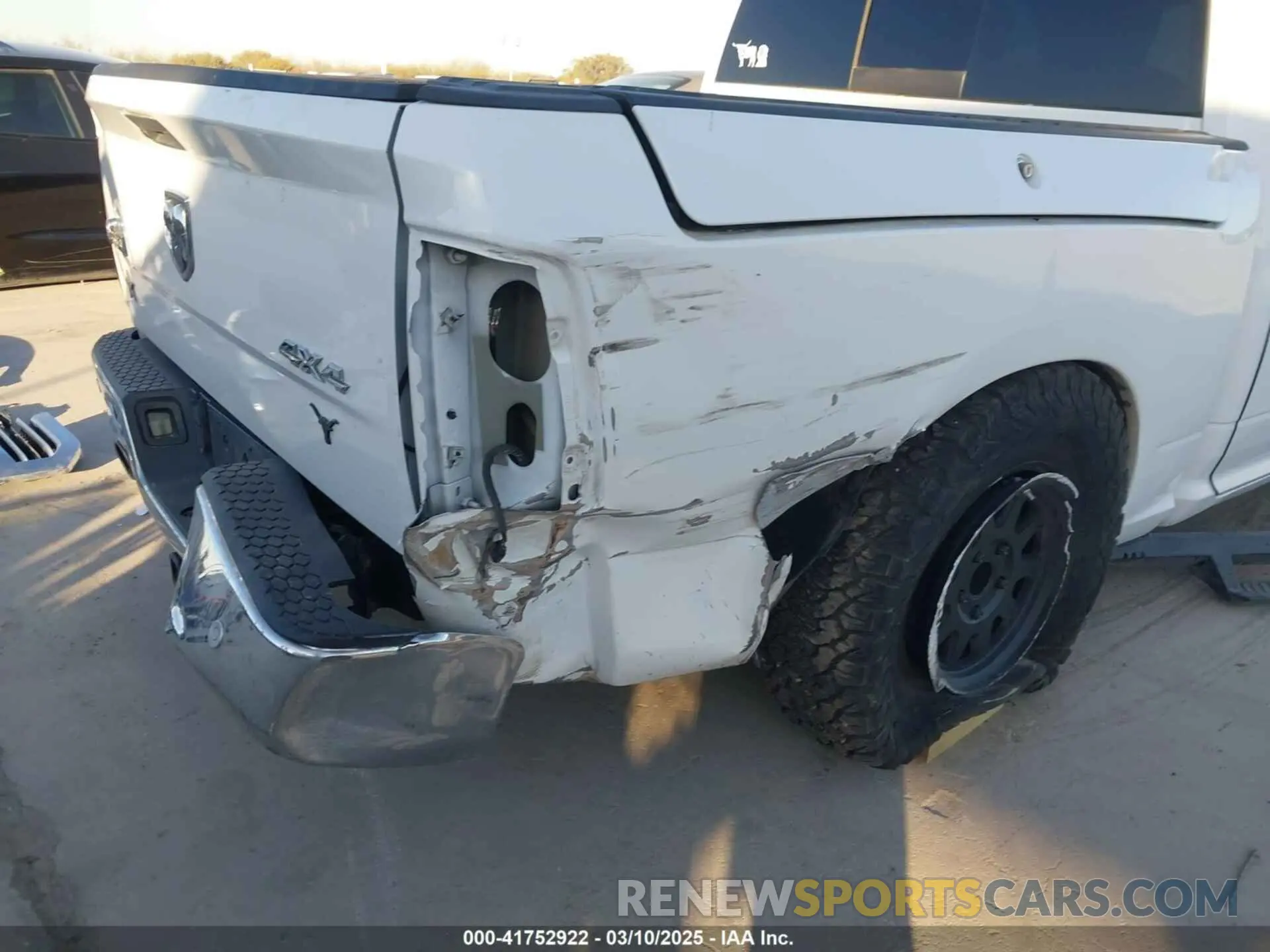 18 Фотография поврежденного автомобиля 1C6RR7LT9KS527190 RAM 1500 CLASSIC 2019