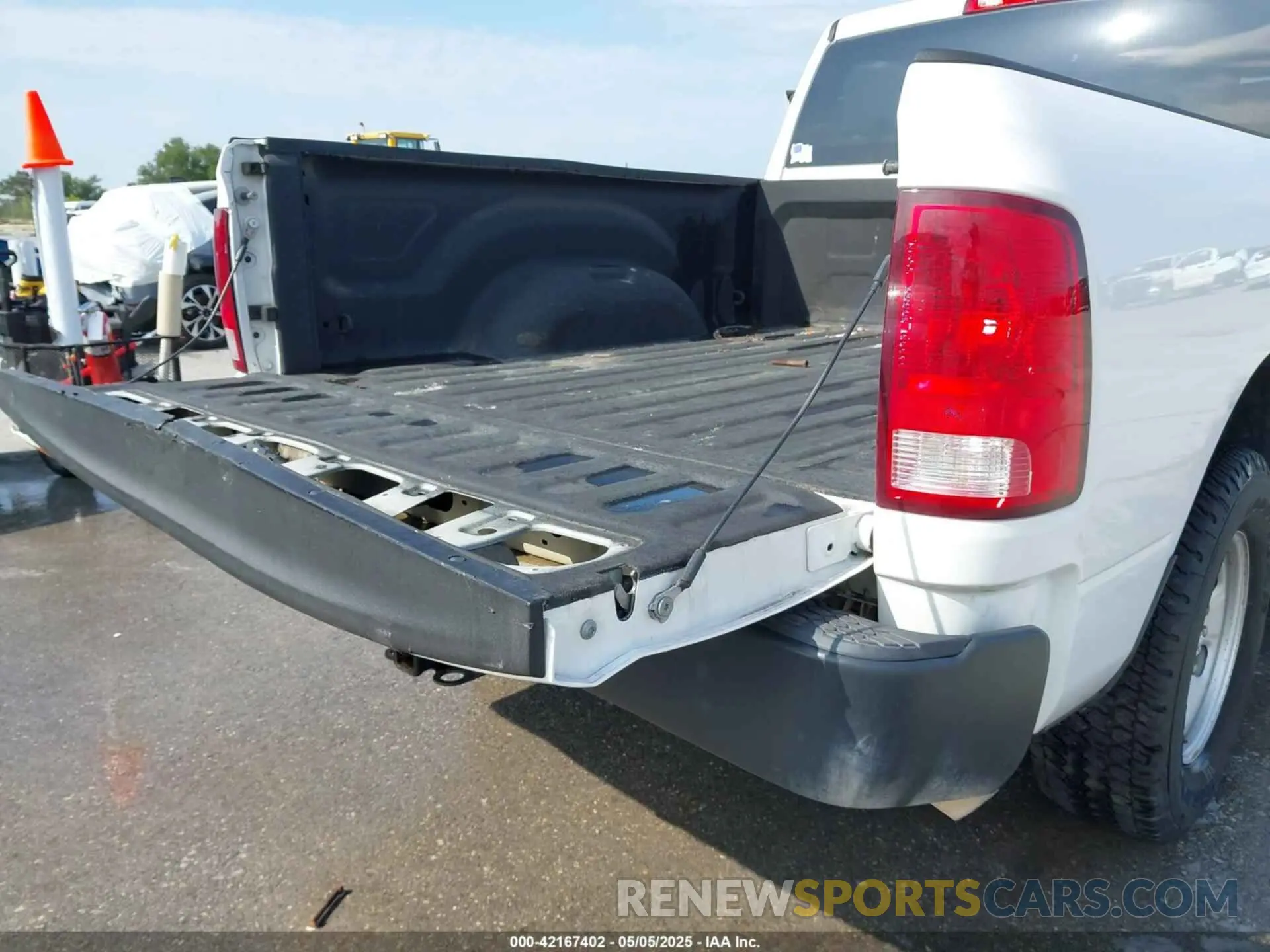 6 Фотография поврежденного автомобиля 1C6RR7ST3KS688104 RAM 1500 CLASSIC 2019