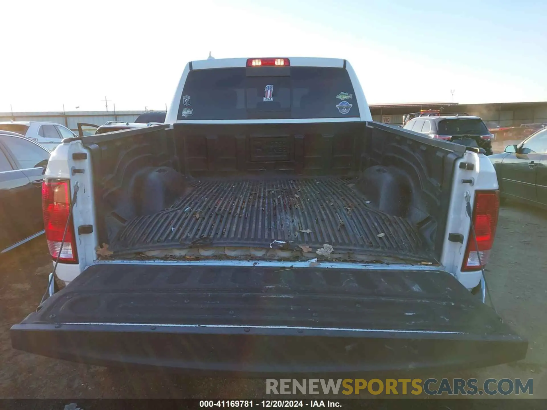 16 Photograph of a damaged car 1C6RR7TT5KS587337 RAM 1500 CLASSIC 2019