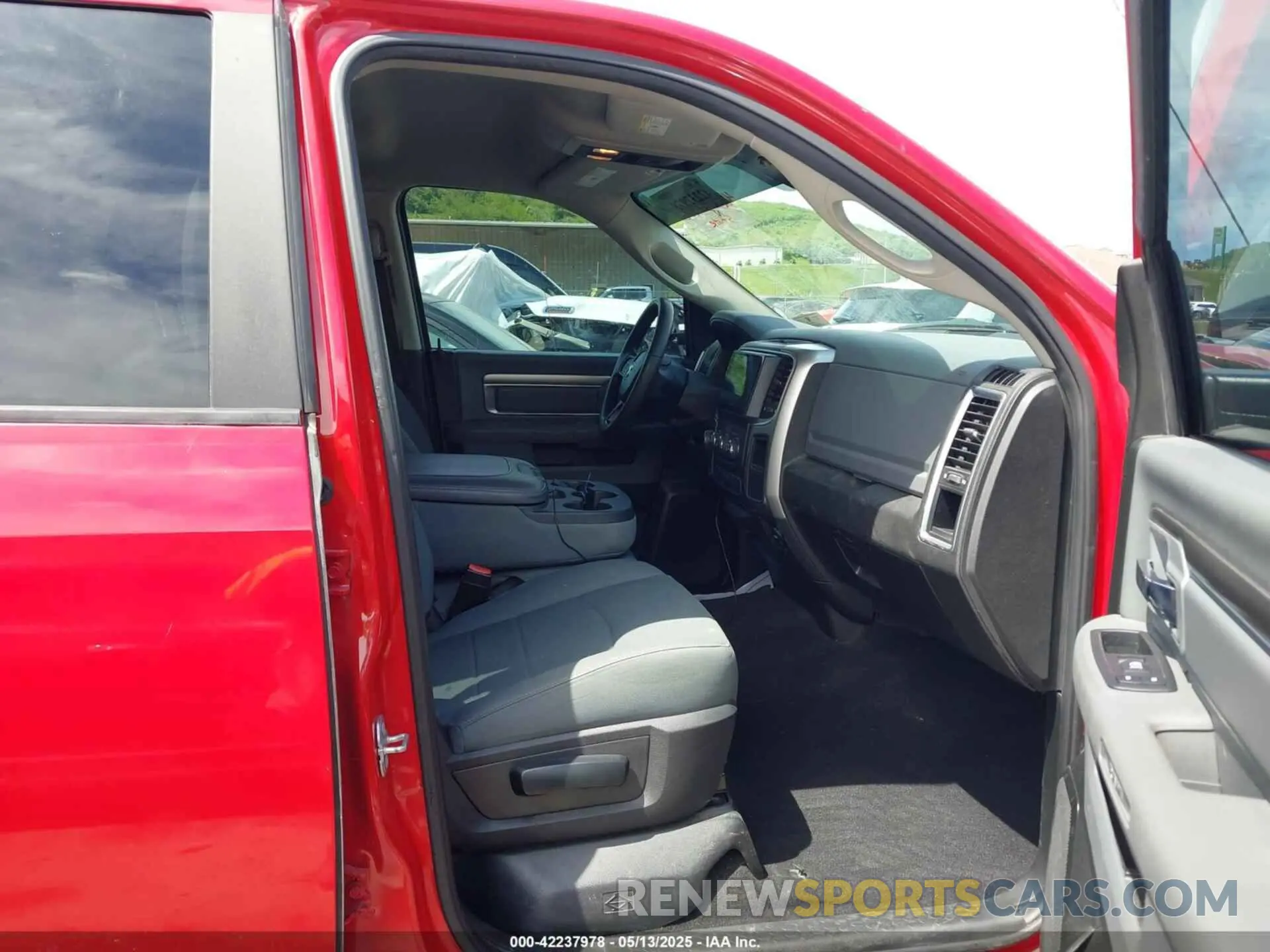 5 Photograph of a damaged car 1C6RR7TT7KS516706 RAM 1500 CLASSIC 2019