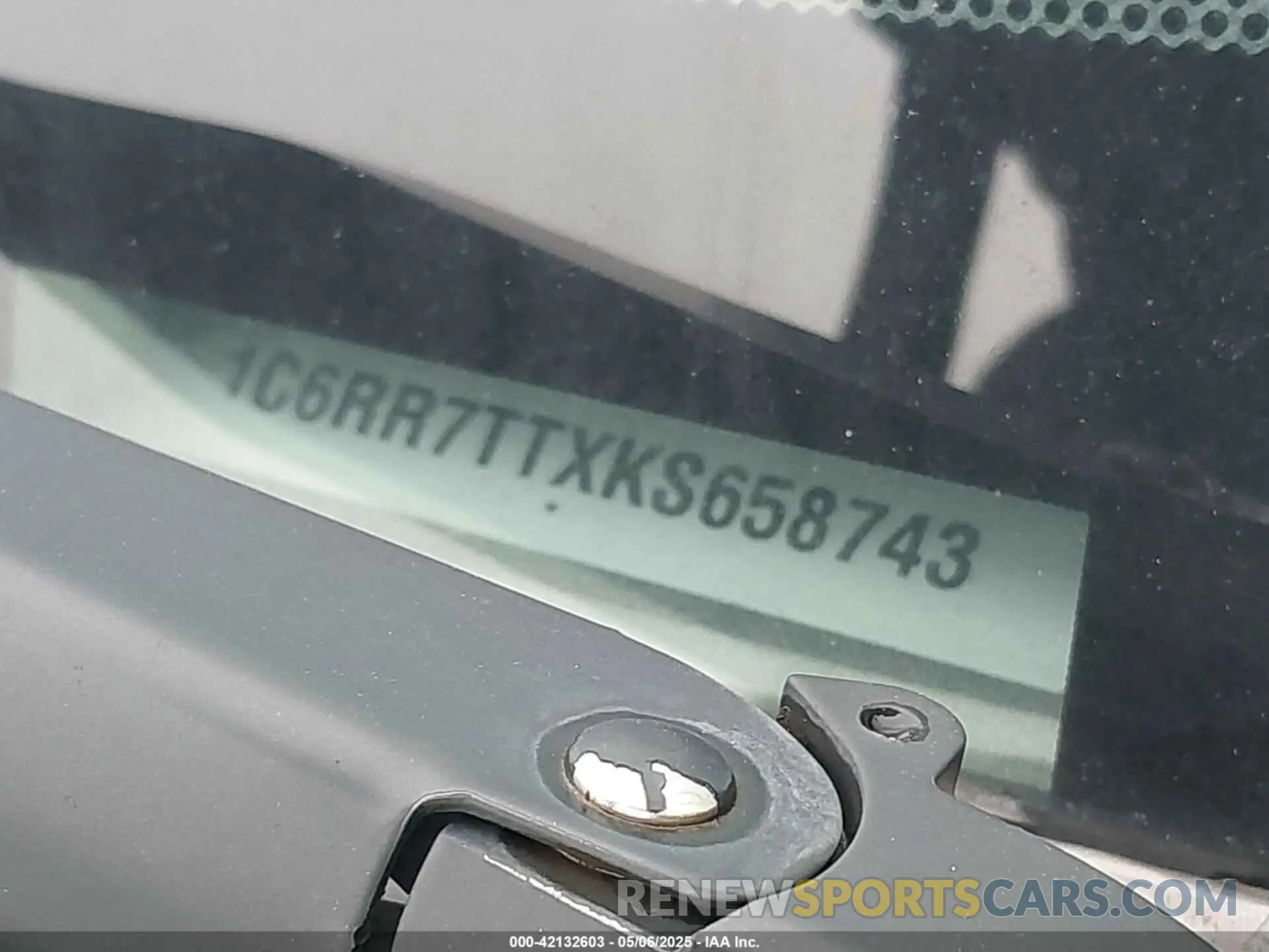 17 Фотография поврежденного автомобиля 1C6RR7TTXKS658743 RAM 1500 CLASSIC 2019