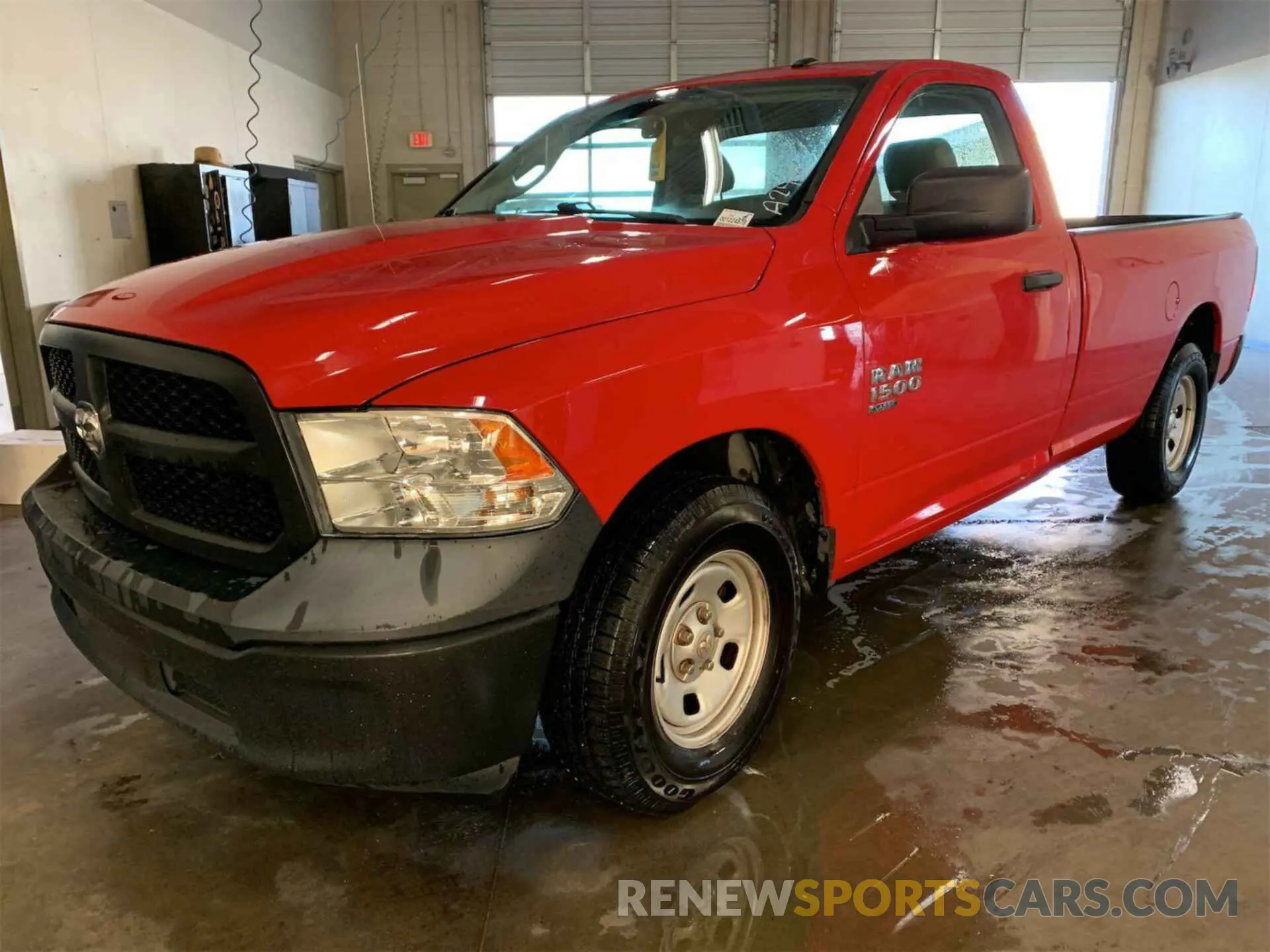1 Фотография поврежденного автомобиля 3C6JR6DG3KG569354 RAM 1500 CLASSIC 2019