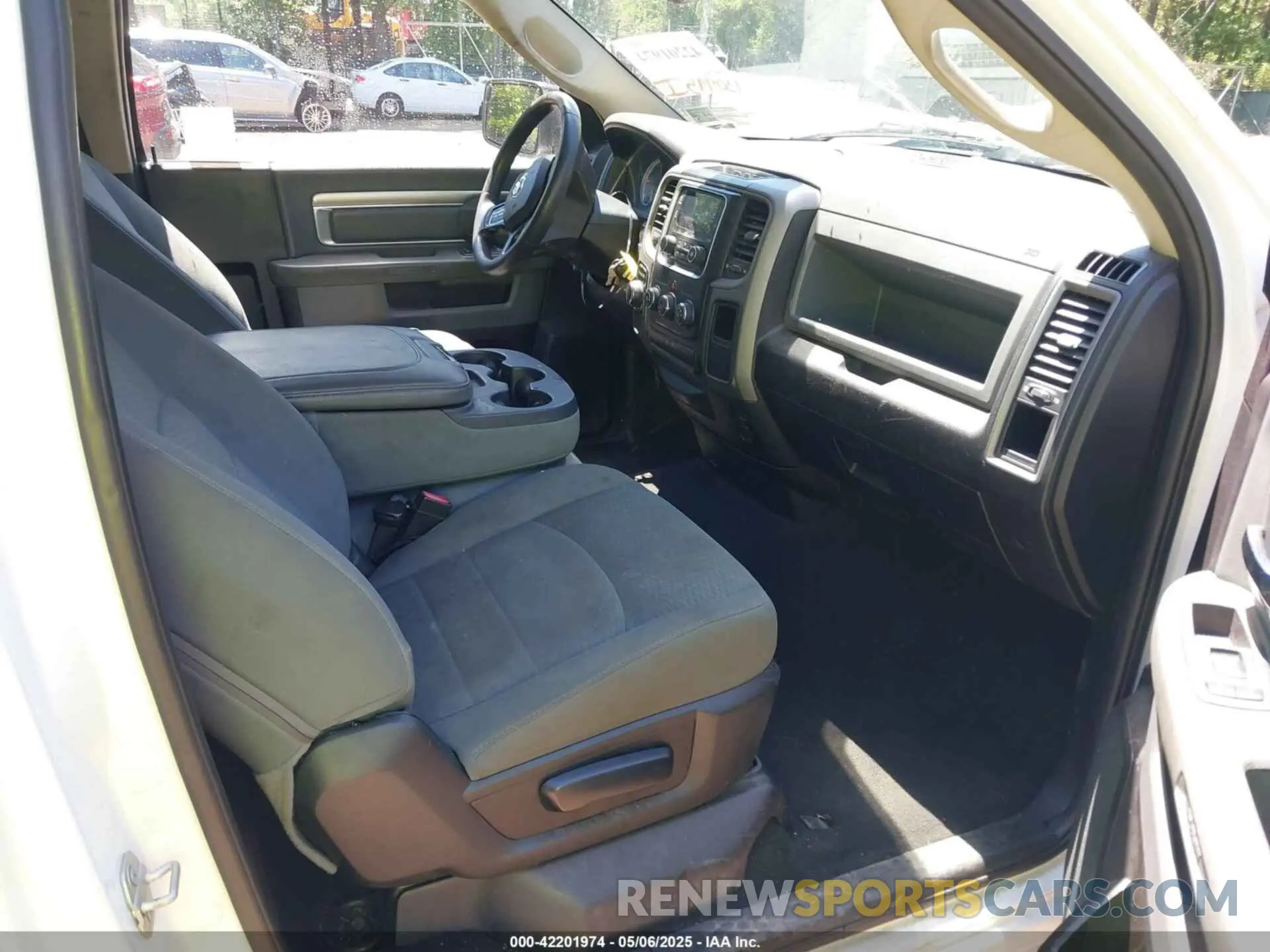 5 Фотография поврежденного автомобиля 3C6JR6DT4KG510360 RAM 1500 CLASSIC 2019