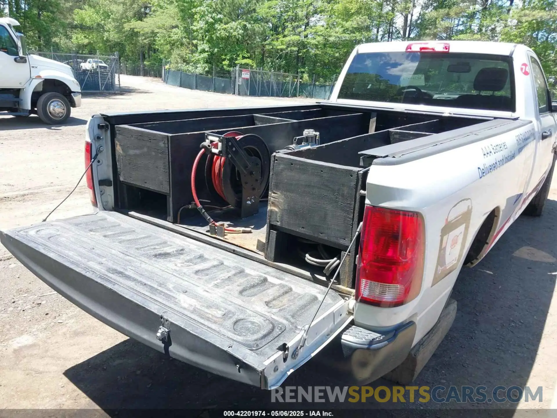 8 Фотография поврежденного автомобиля 3C6JR6DT4KG510360 RAM 1500 CLASSIC 2019
