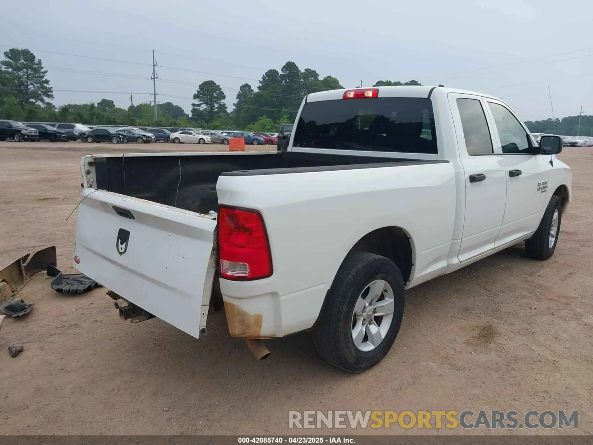 4 Photograph of a damaged car 1C6RR6FG0LS138352 RAM 1500 CLASSIC 2020