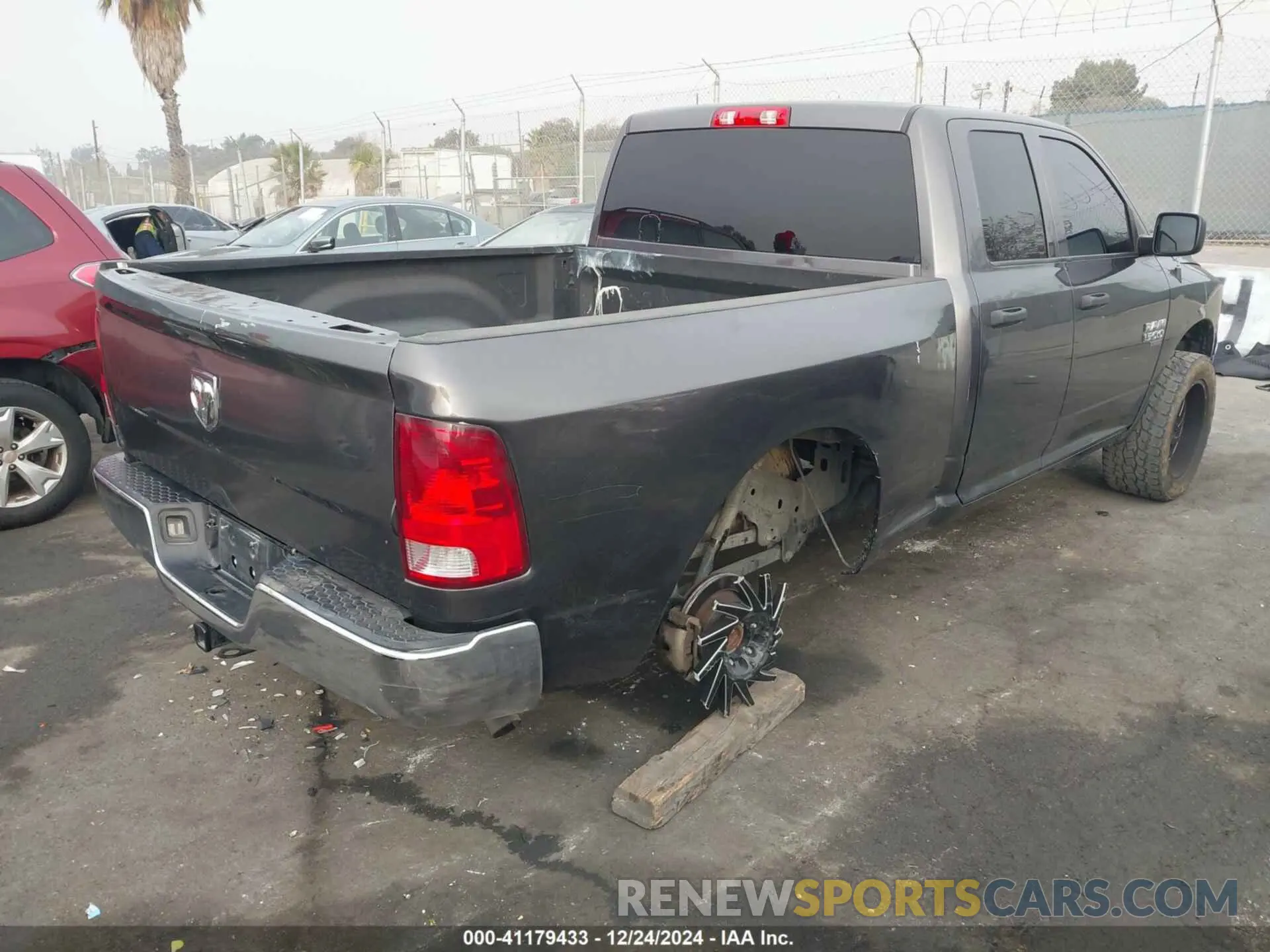 4 Photograph of a damaged car 1C6RR6FG6LS121605 RAM 1500 CLASSIC 2020