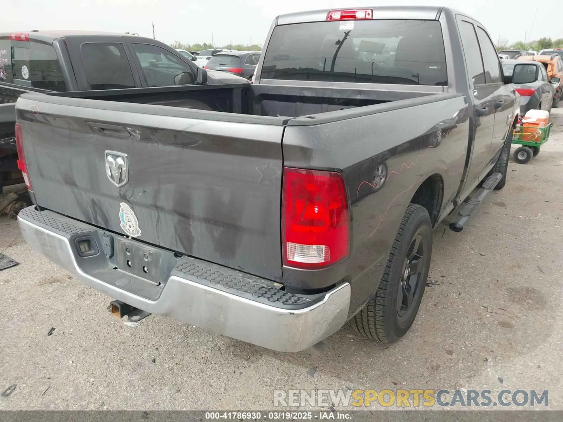 4 Photograph of a damaged car 1C6RR6FT1LS147915 RAM 1500 CLASSIC 2020