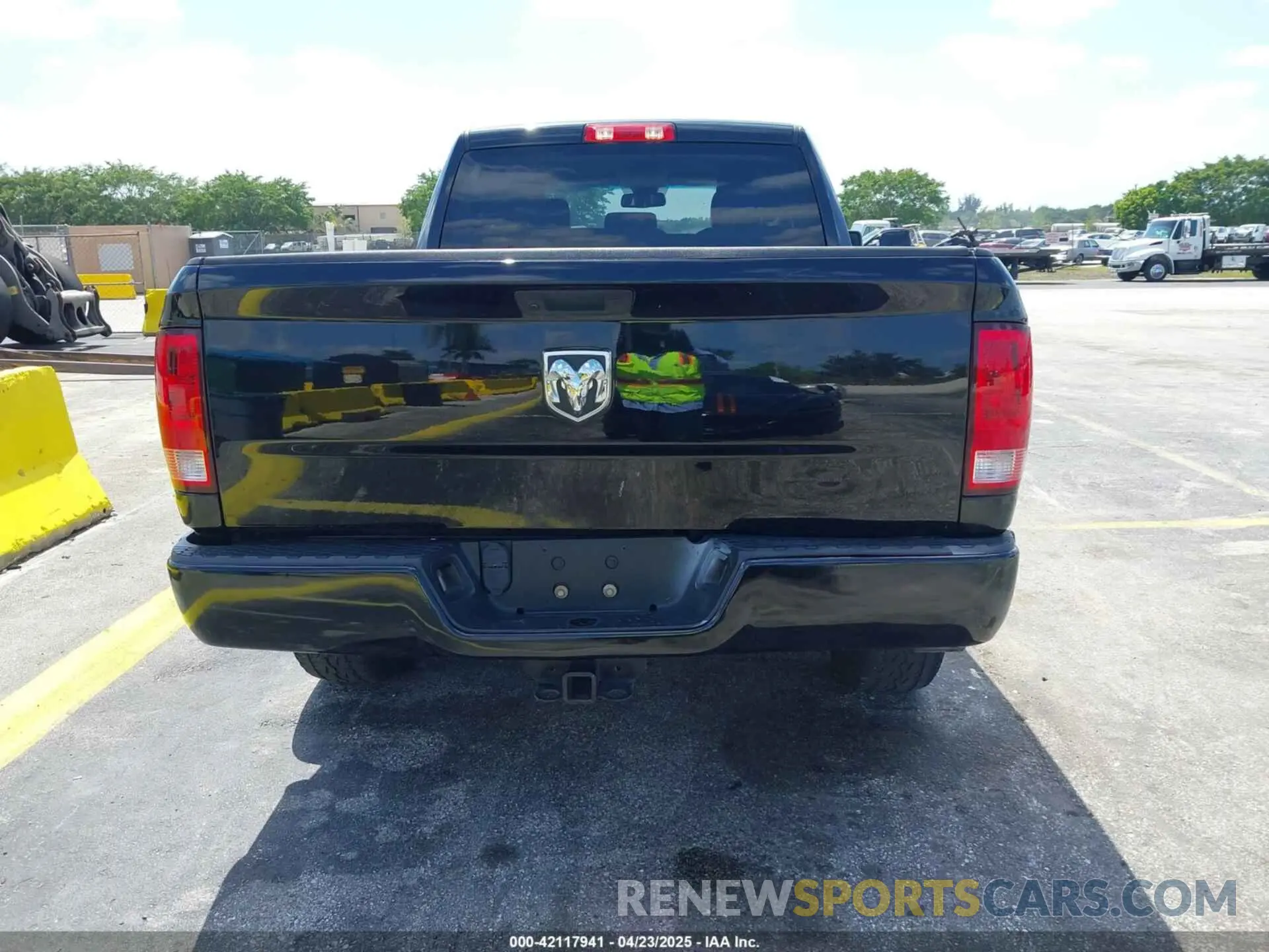 16 Photograph of a damaged car 1C6RR6FT7LS128771 RAM 1500 CLASSIC 2020
