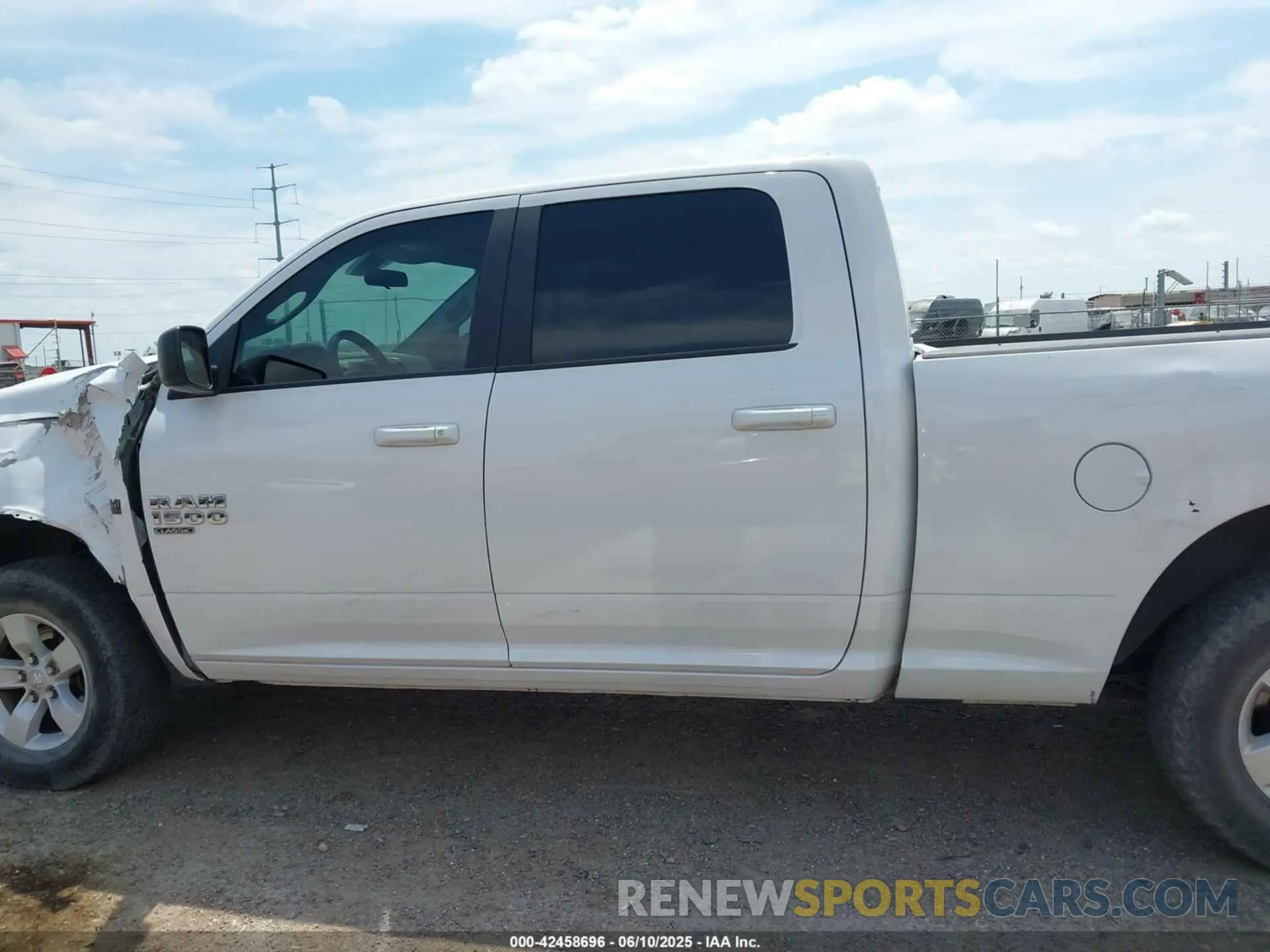 14 Photograph of a damaged car 1C6RR6TT3LS102642 RAM 1500 CLASSIC 2020