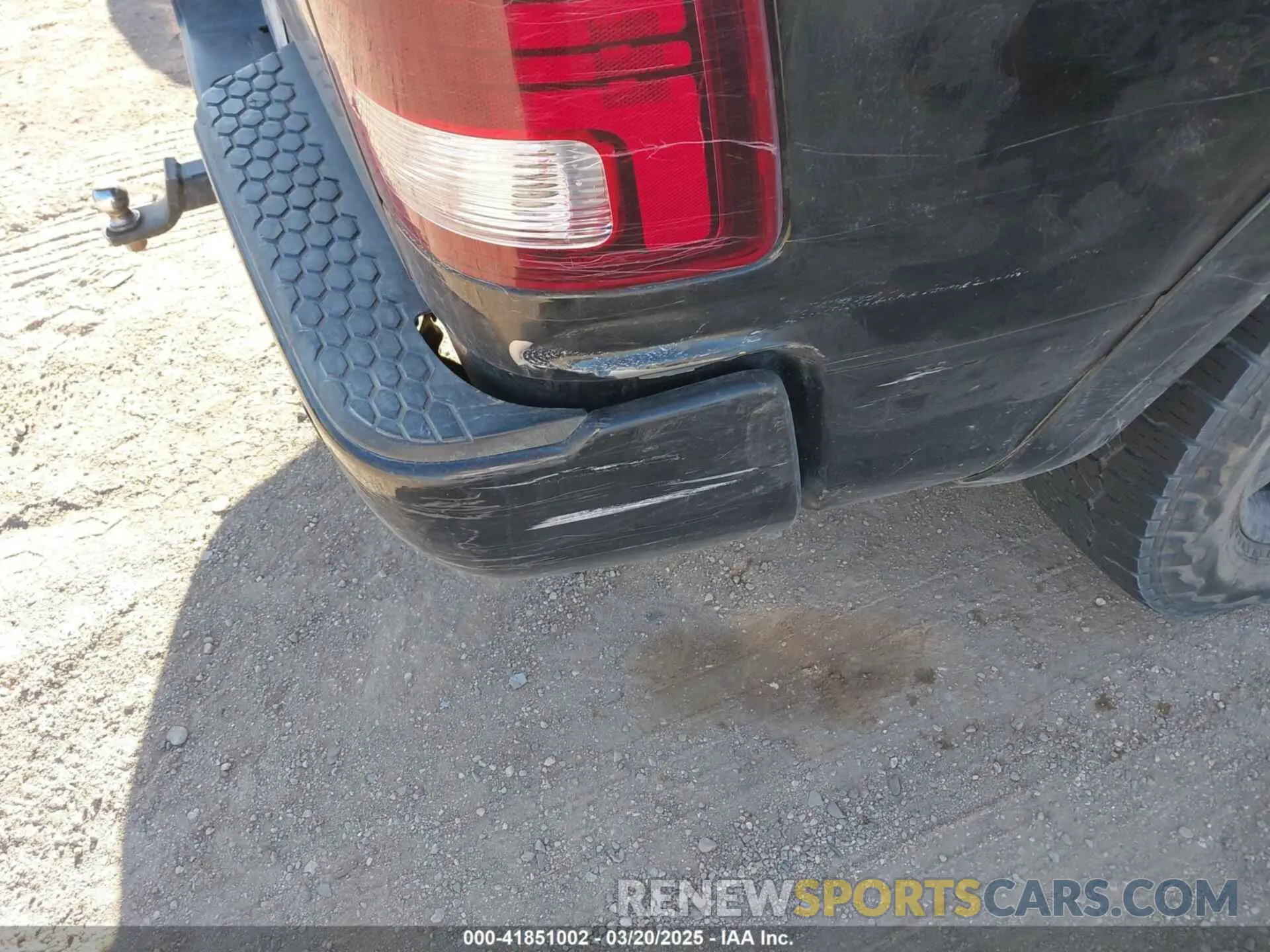 6 Photograph of a damaged car 1C6RR7LT4LS136952 RAM 1500 CLASSIC 2020