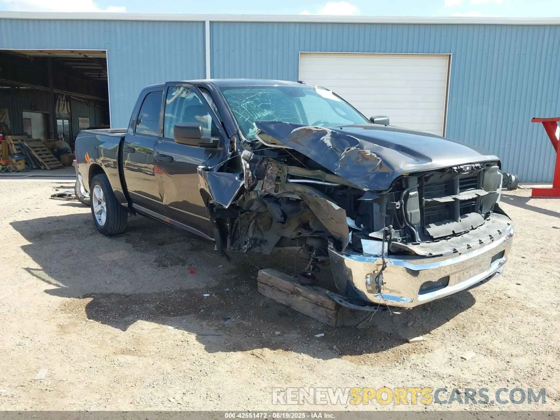 1 Фотография поврежденного автомобиля 3C6RR6KT6MG526617 RAM 1500 CLASSIC 2021