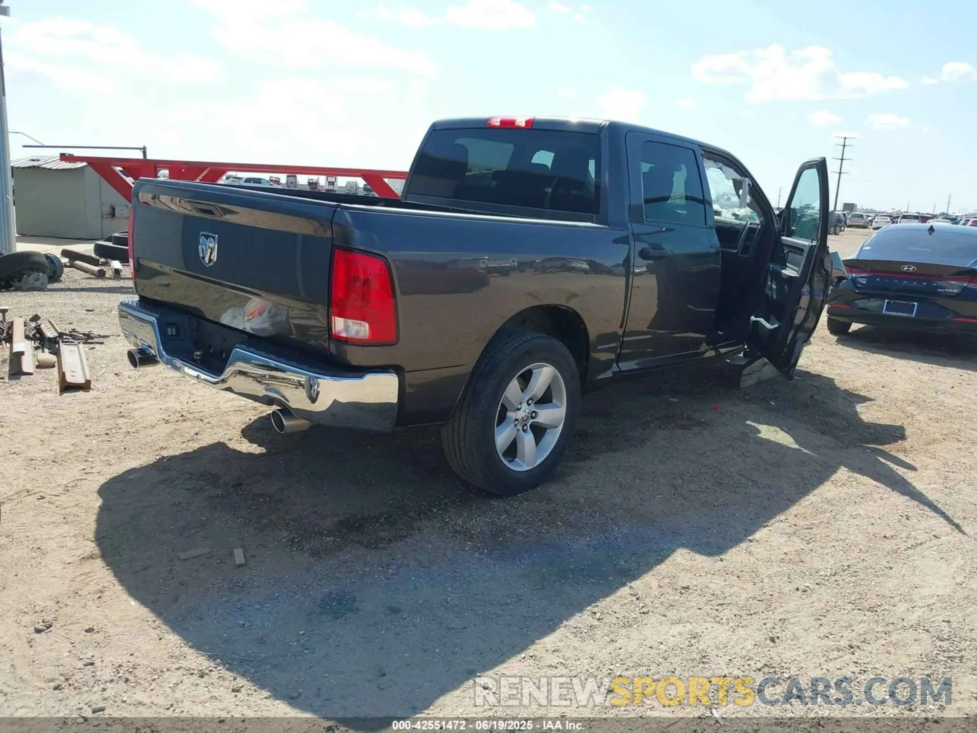 4 Фотография поврежденного автомобиля 3C6RR6KT6MG526617 RAM 1500 CLASSIC 2021