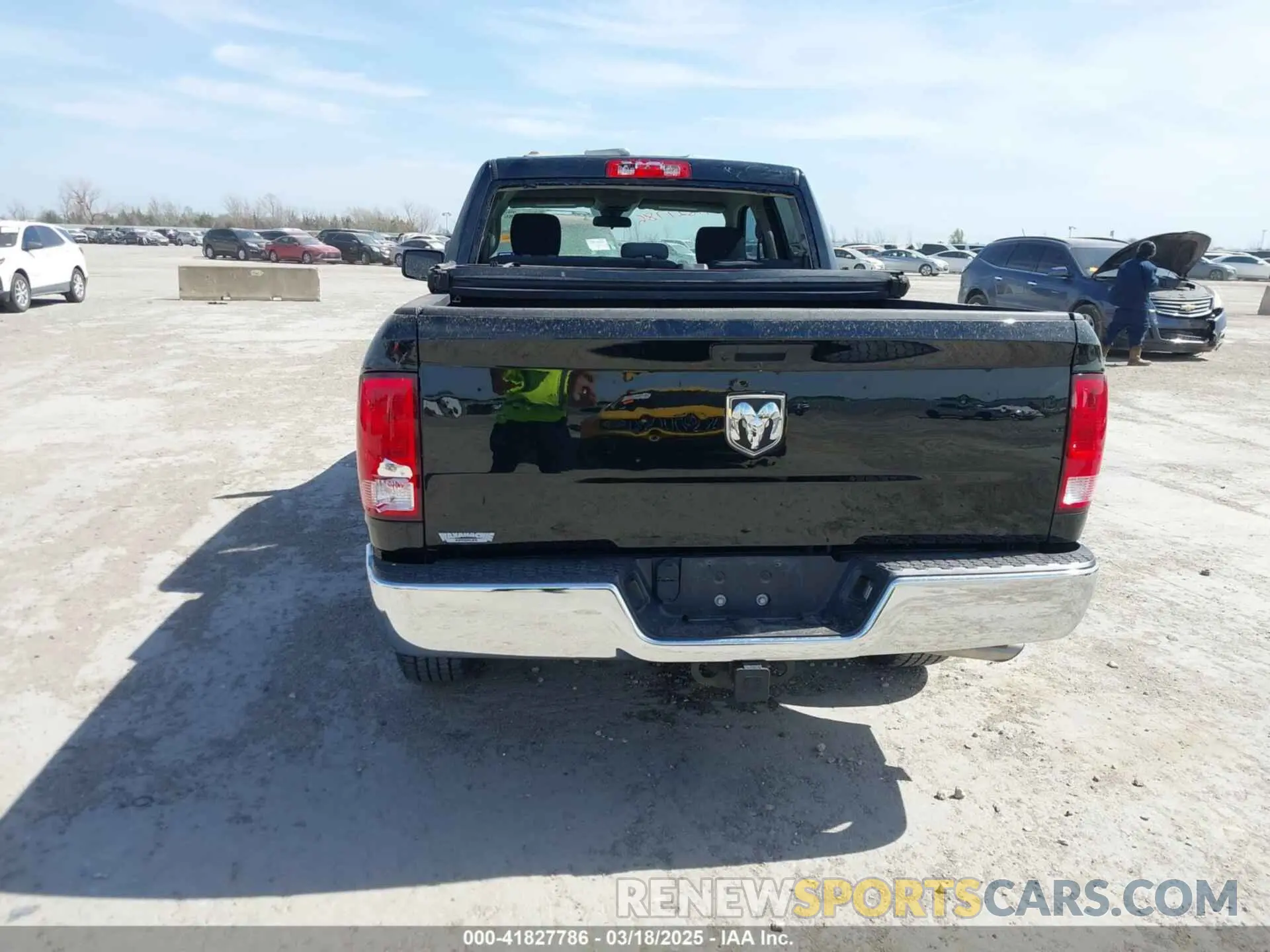 6 Photograph of a damaged car 1C6RR6FG5NS149401 RAM 1500 CLASSIC 2022