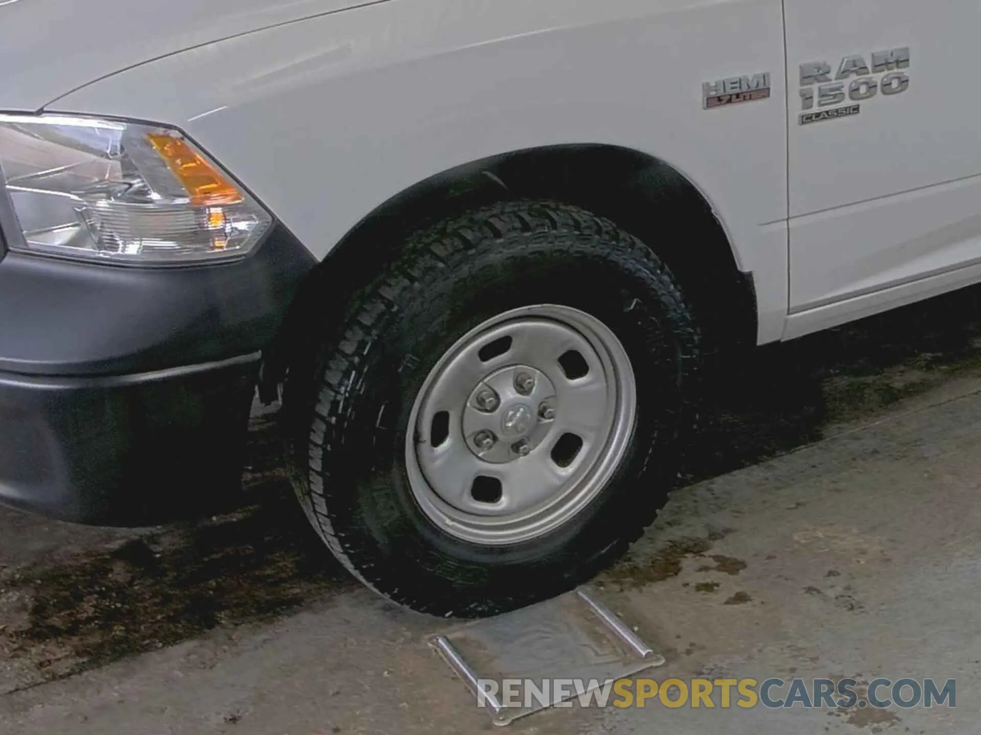 4 Photograph of a damaged car 1C6RR7FT0NS172474 RAM 1500 CLASSIC 2022