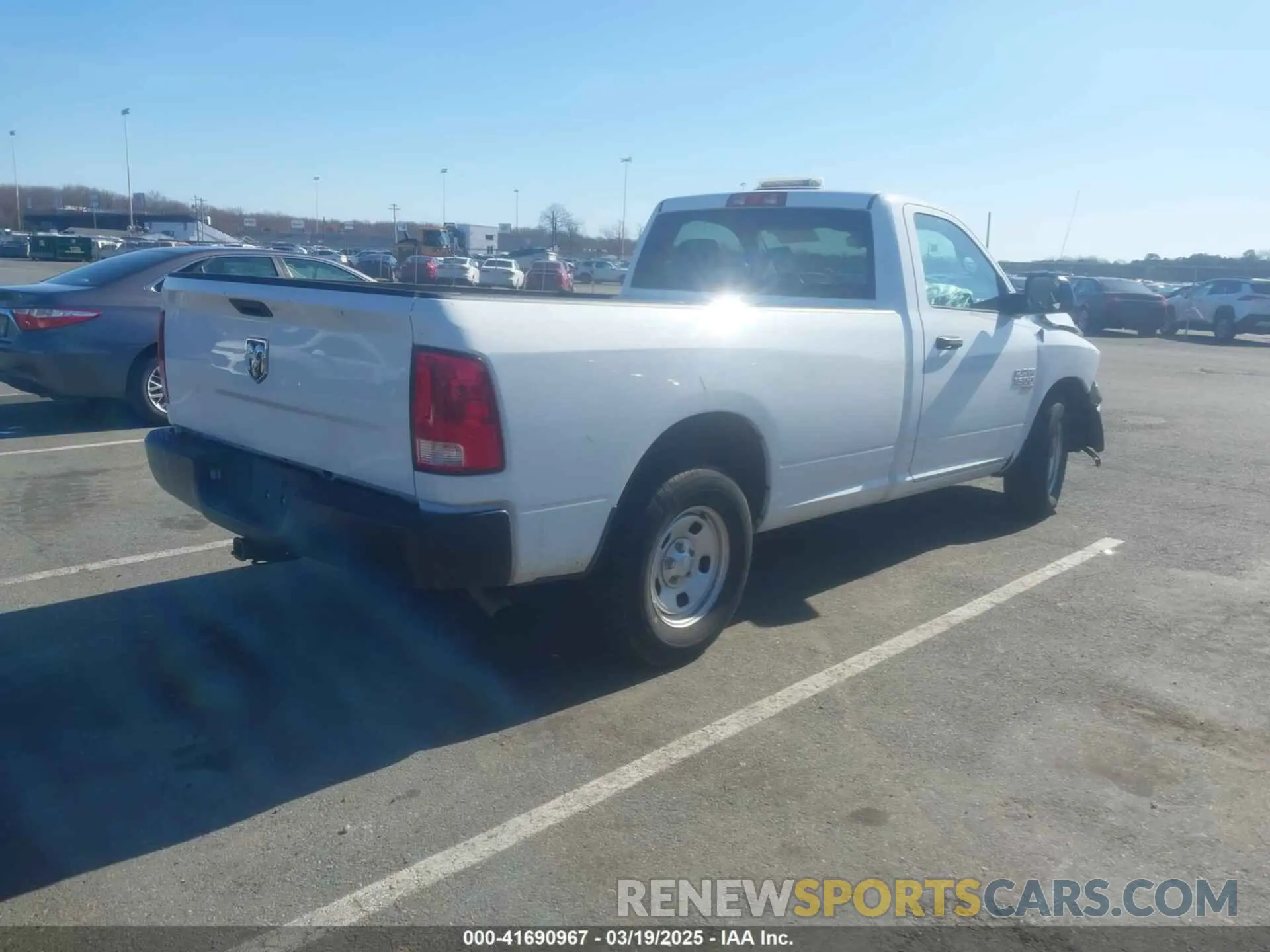 4 Photograph of a damaged car 3C6JR6DG5NG441976 RAM 1500 CLASSIC 2022