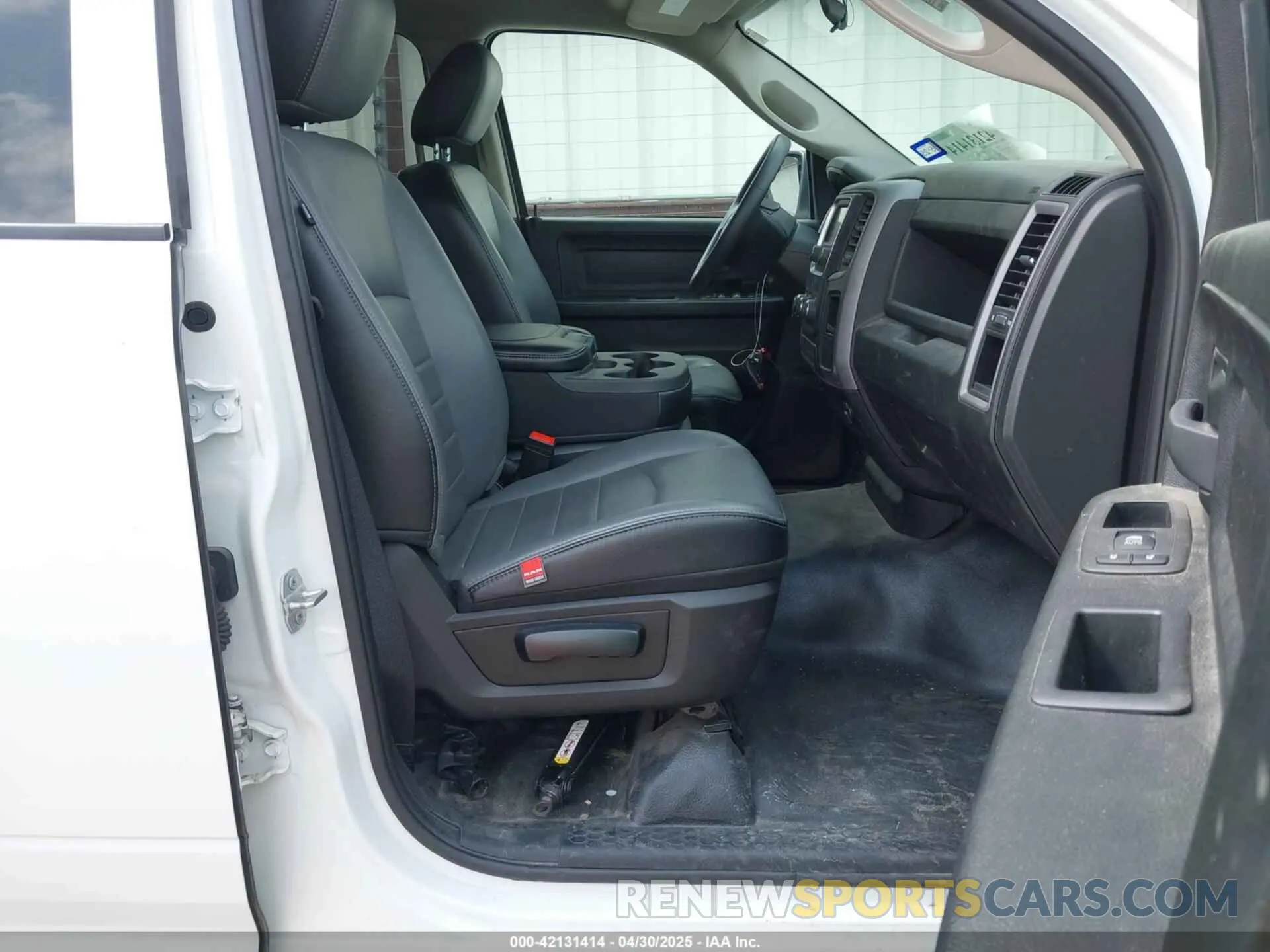 5 Фотография поврежденного автомобиля 1C6RR6FT4PS520077 RAM 1500 CLASSIC 2023
